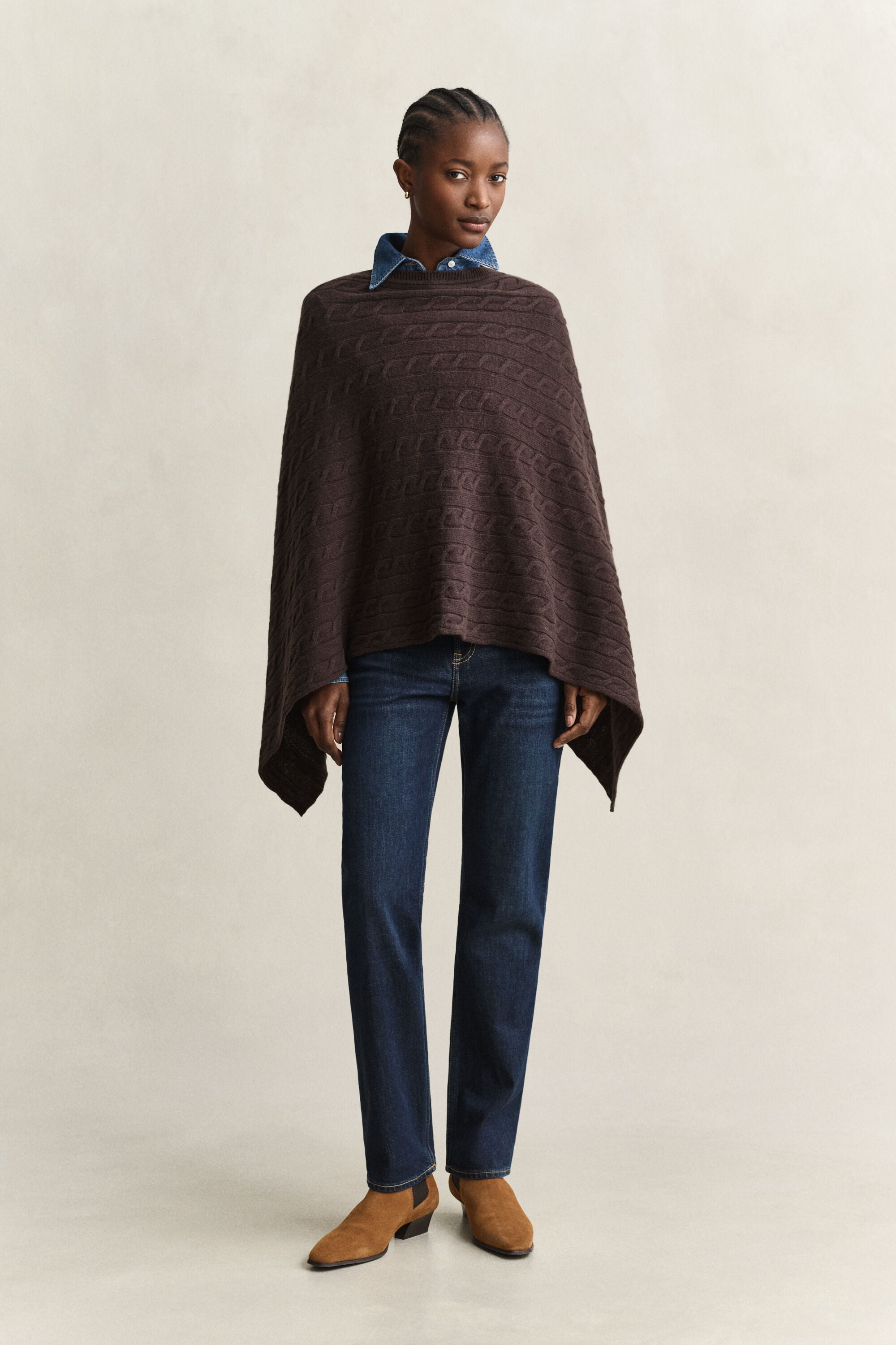 Poncho en maille de laine à torsades