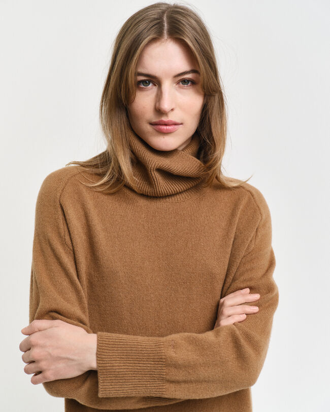 Robe col roul&eacute; avec finitions &agrave; chevrons