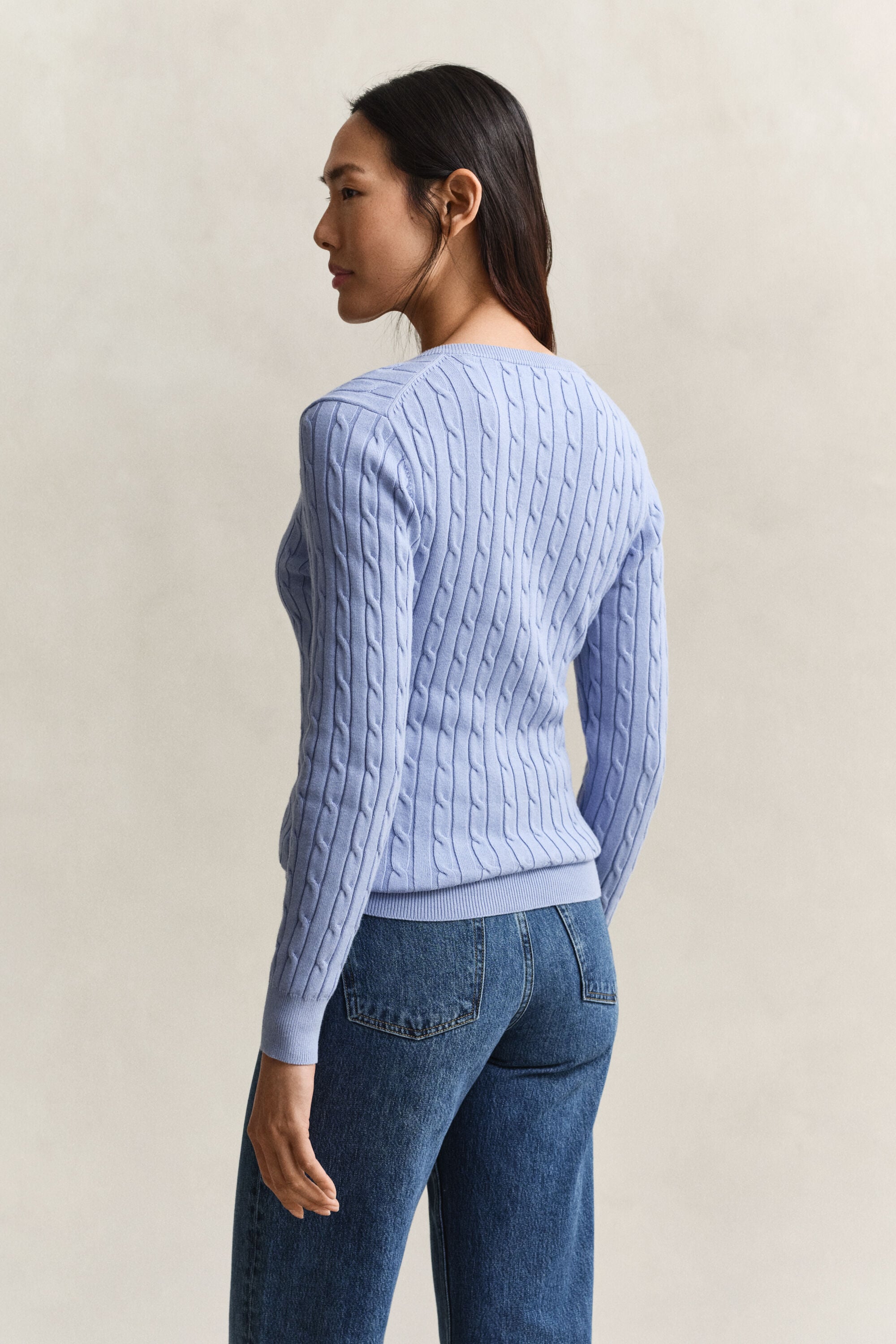Pull col V en maille de coton stretch à torsades