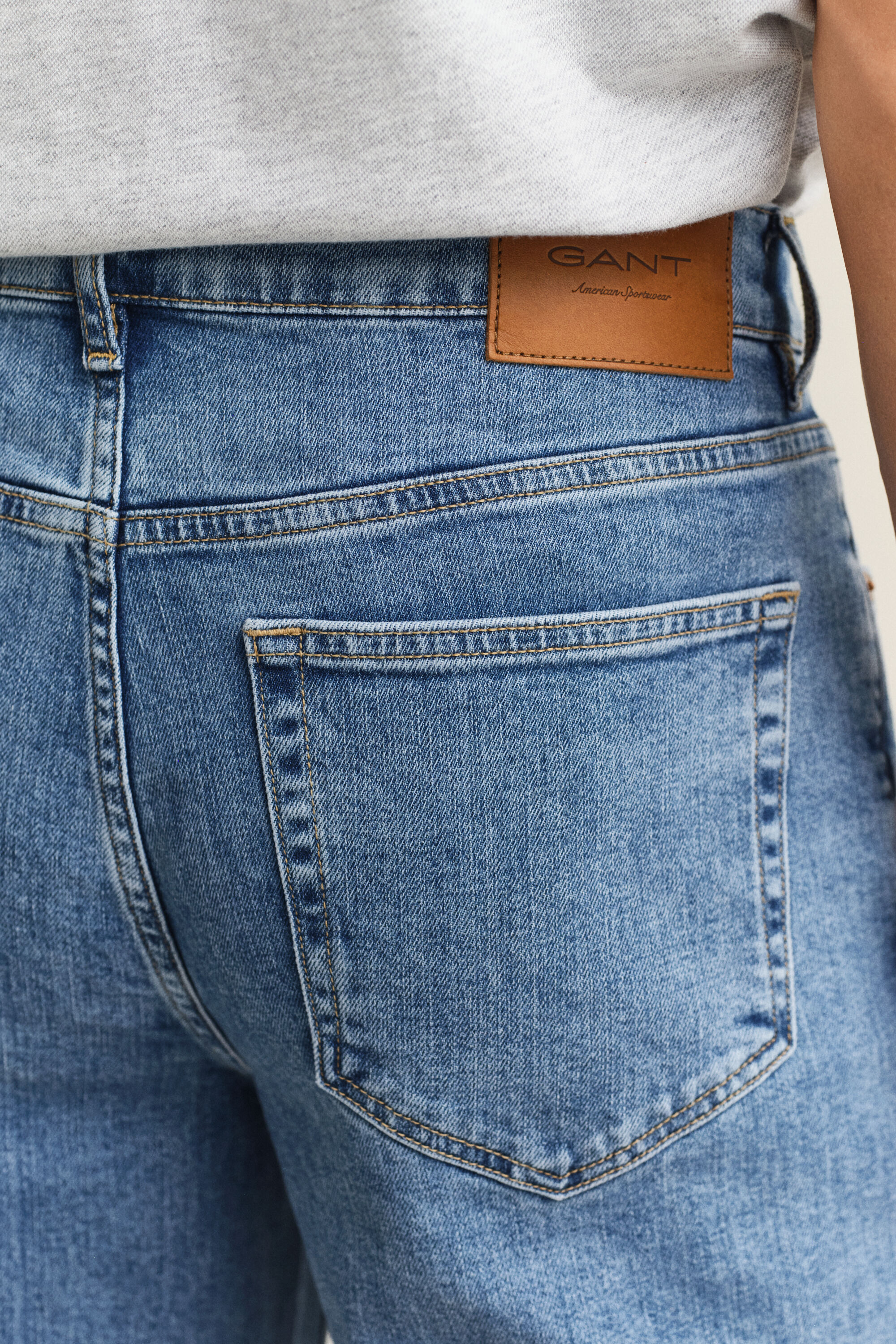 Jean coupe regular à délavage épuré