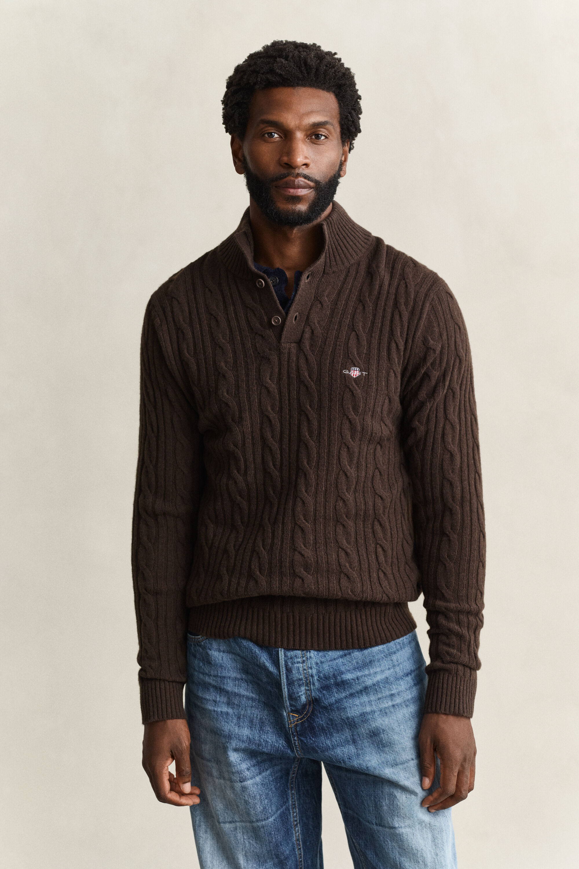 Pull semi-boutonné en laine d’agneau à maille torsadée