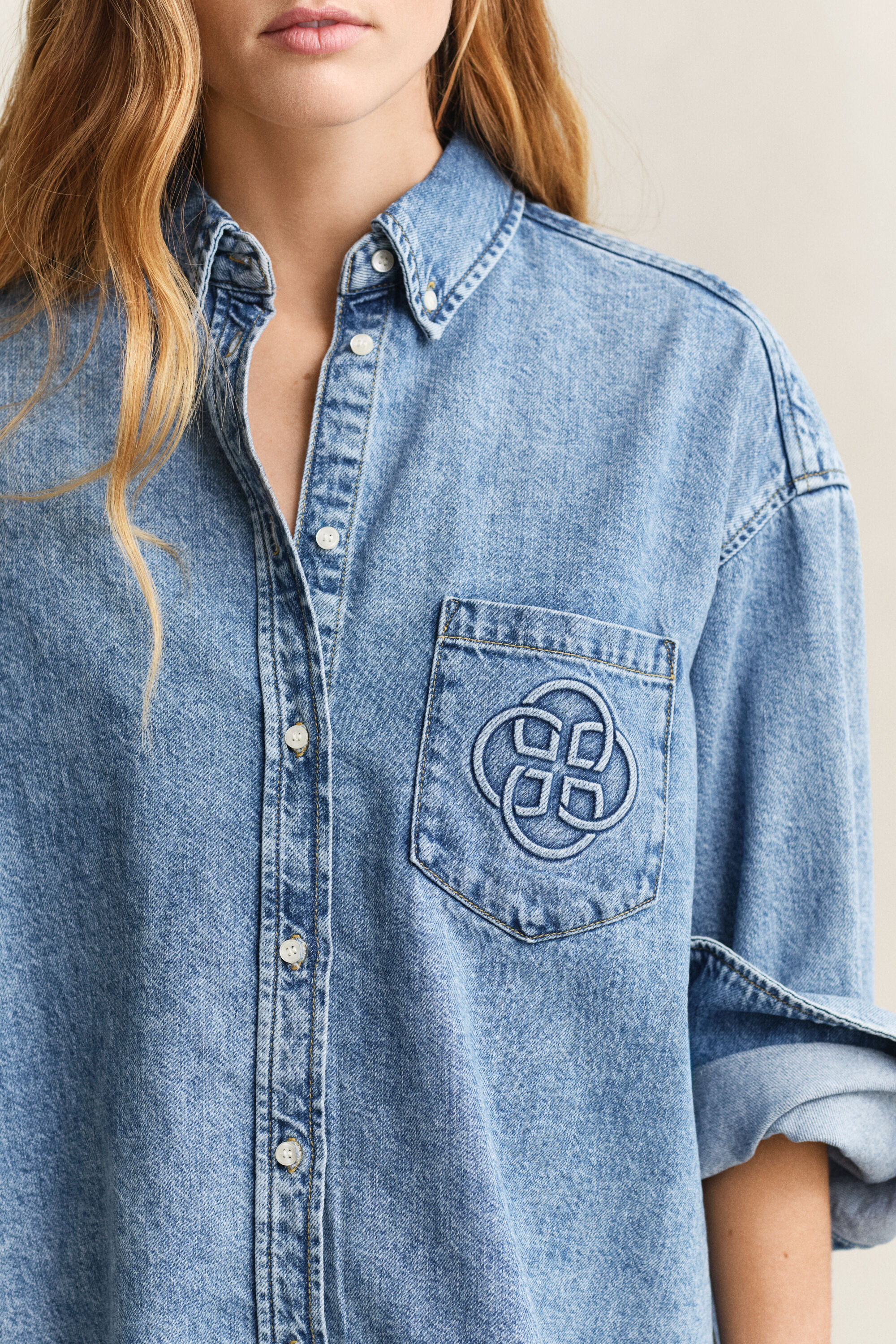 Chemise en denim brodée