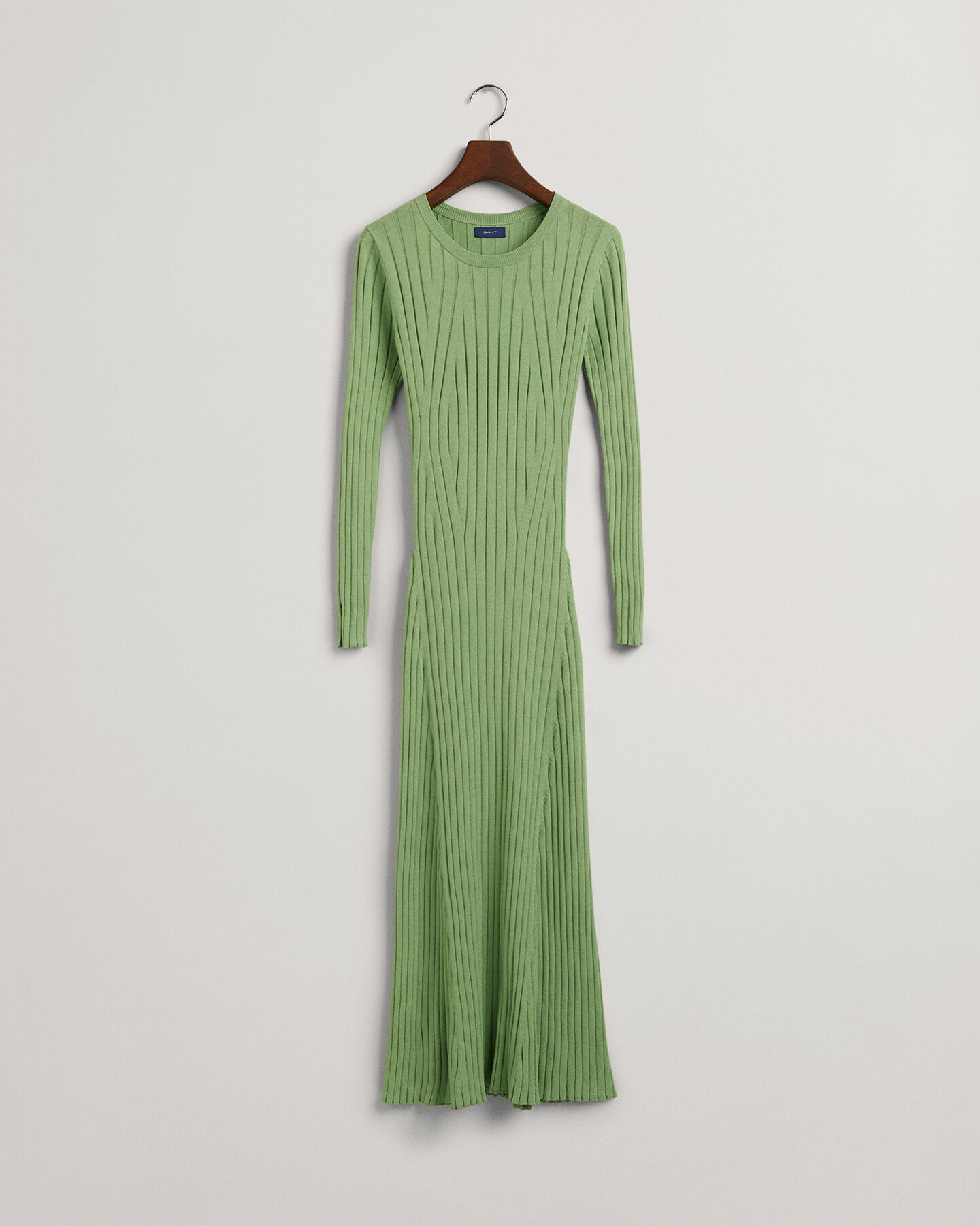 Robe ras du cou c&ocirc;tel&eacute;e