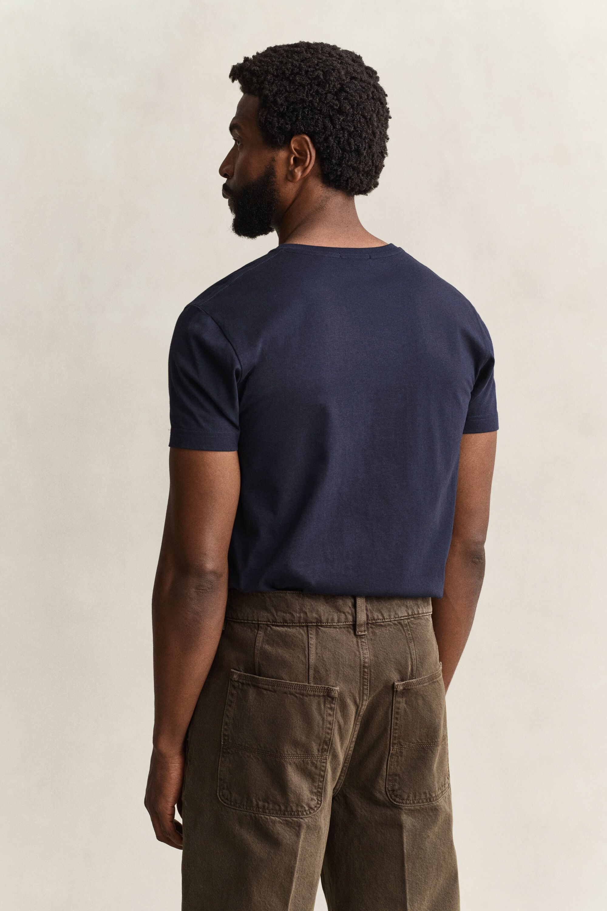 T-shirt col V avec écusson