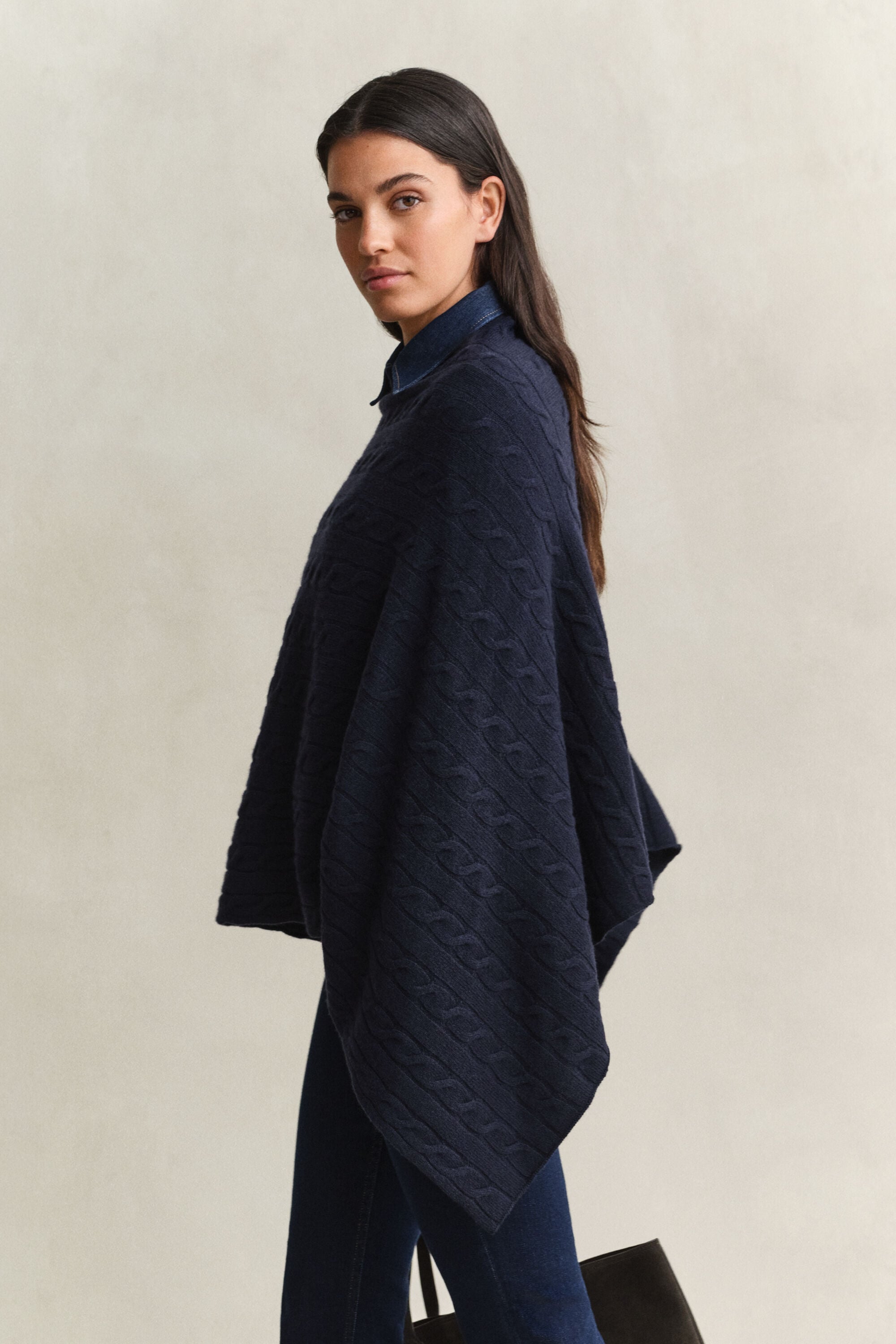 Poncho en maille de laine à torsades