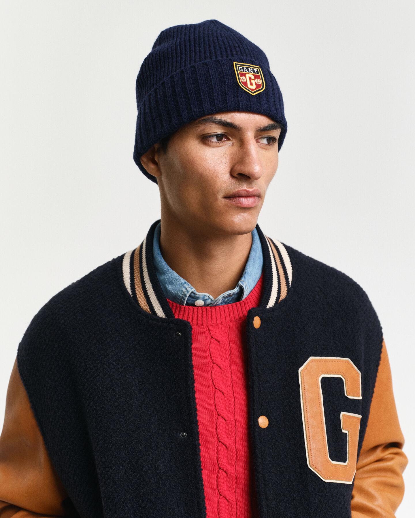 Bonnet en laine avec écusson