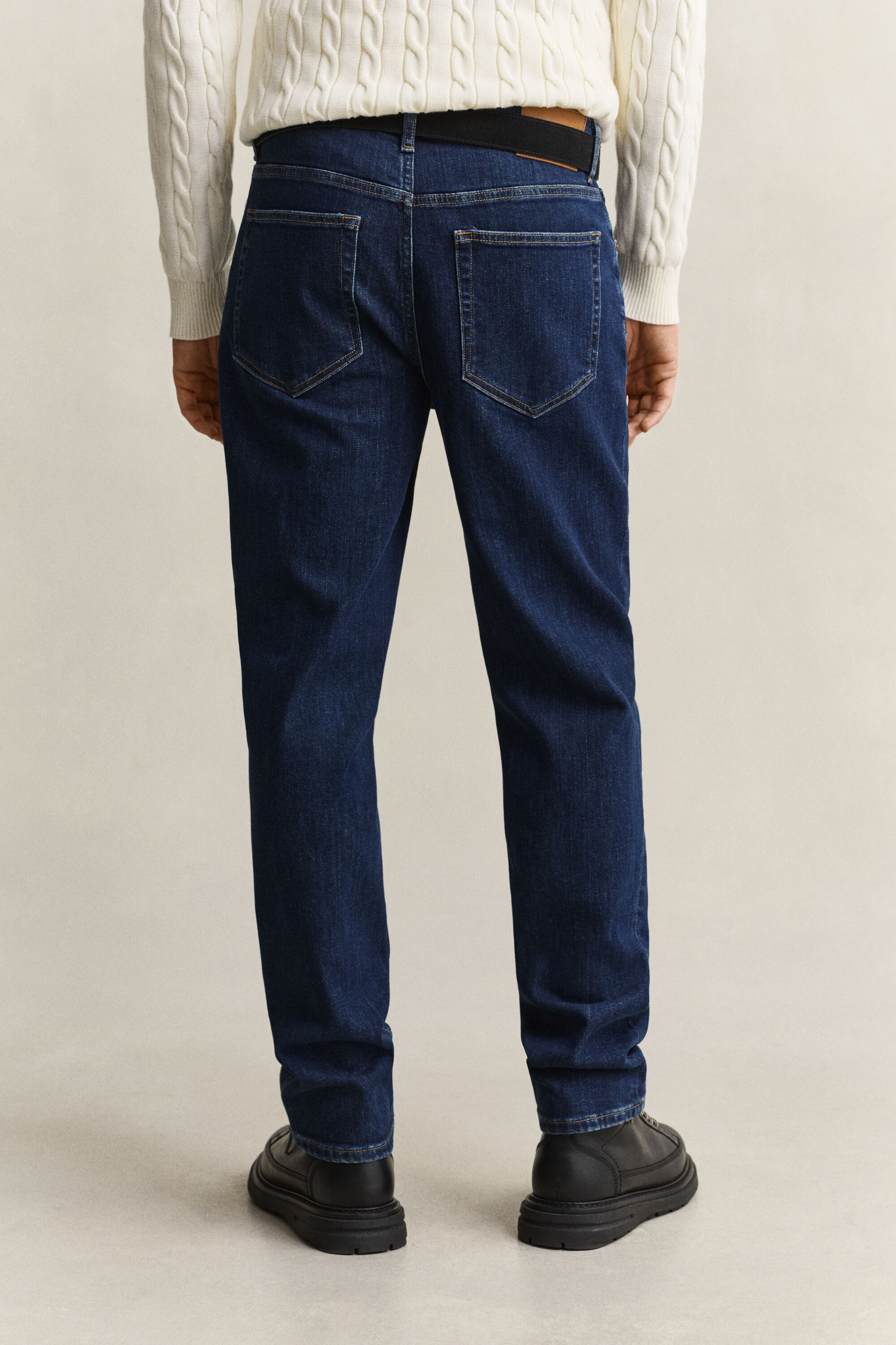 Jean coupe regular à délavage épuré