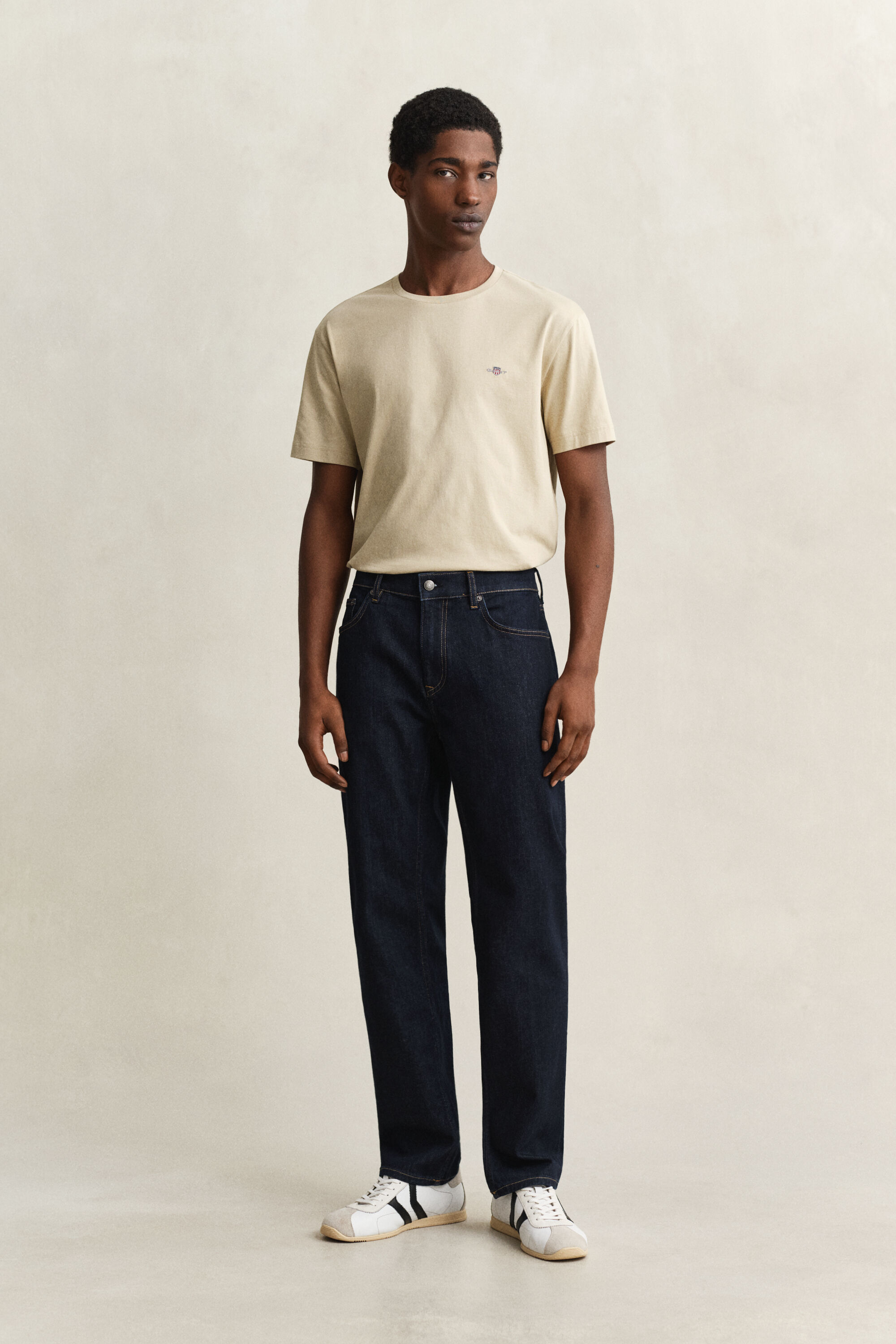 Jean coupe regular à délavage épuré