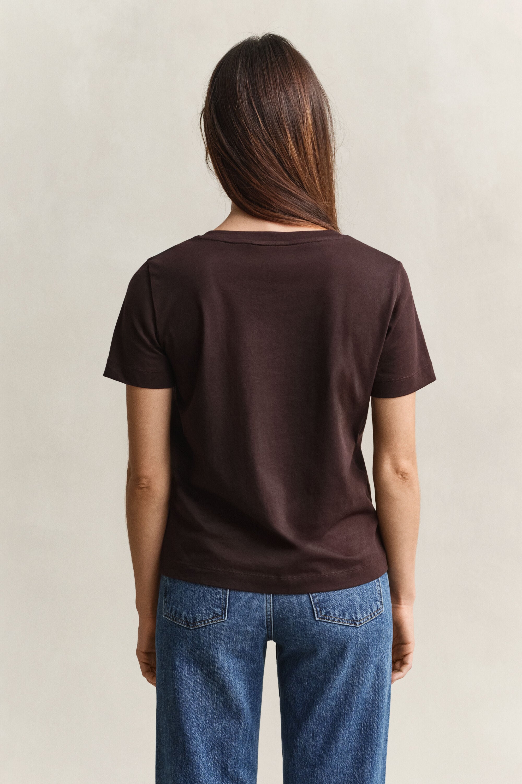 T-shirt col V avec écusson