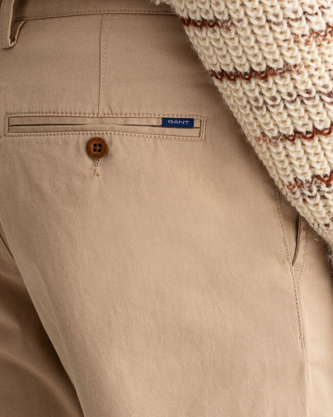 Pantalon chino regular fit en serg&eacute;