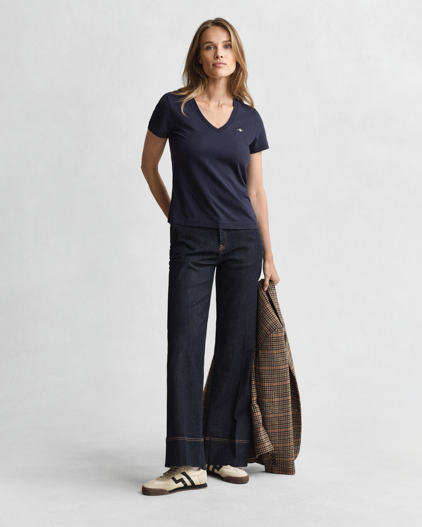 T-shirt col V Shield