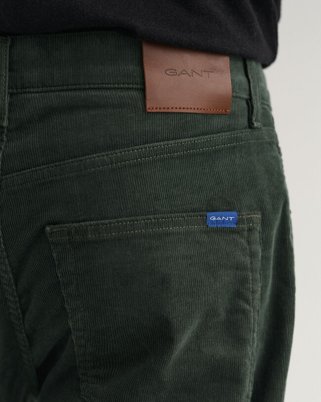 Jean slim fit en velours c&ocirc;tel&eacute; Hayes