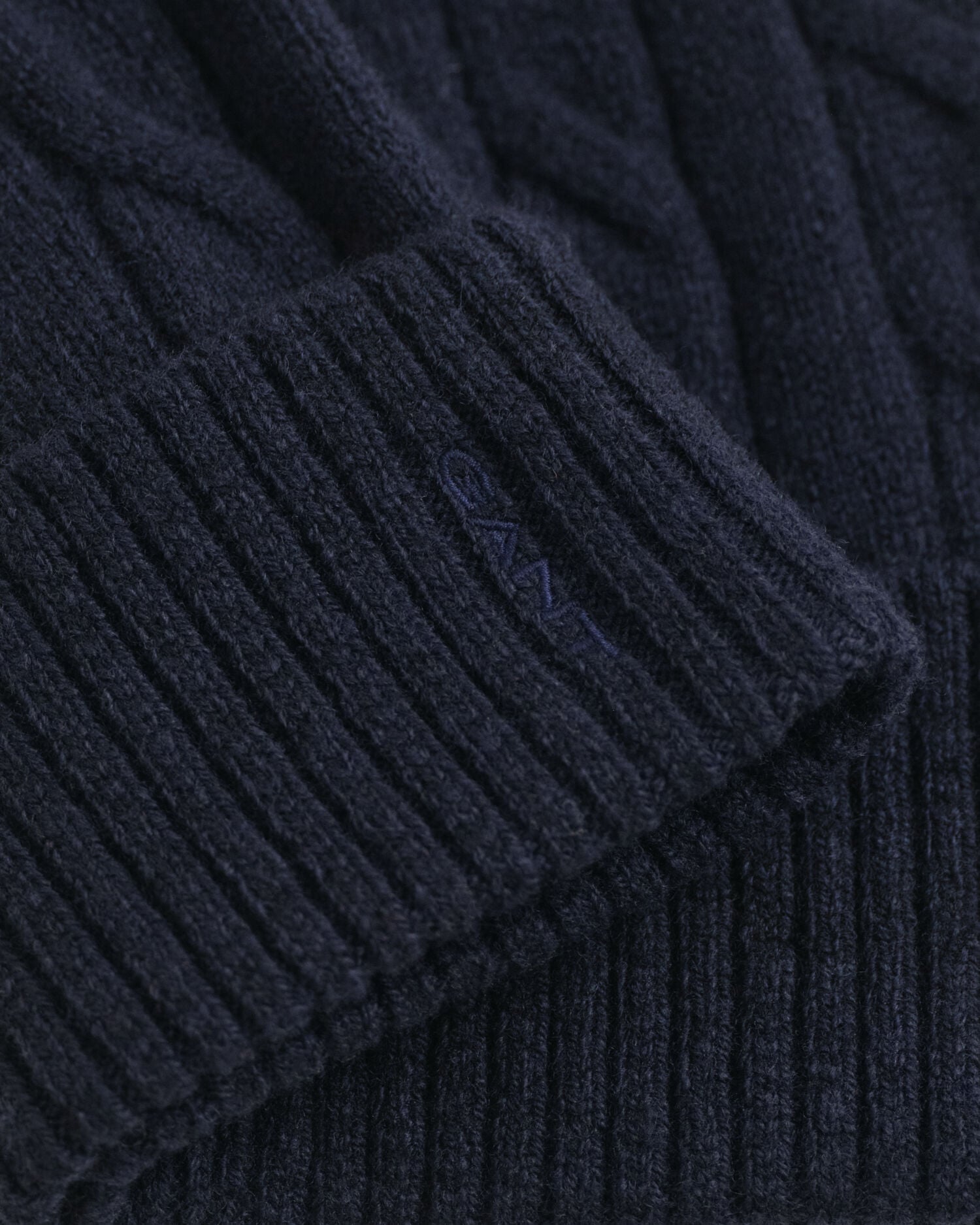 Bonnet en maille de laine à torsades