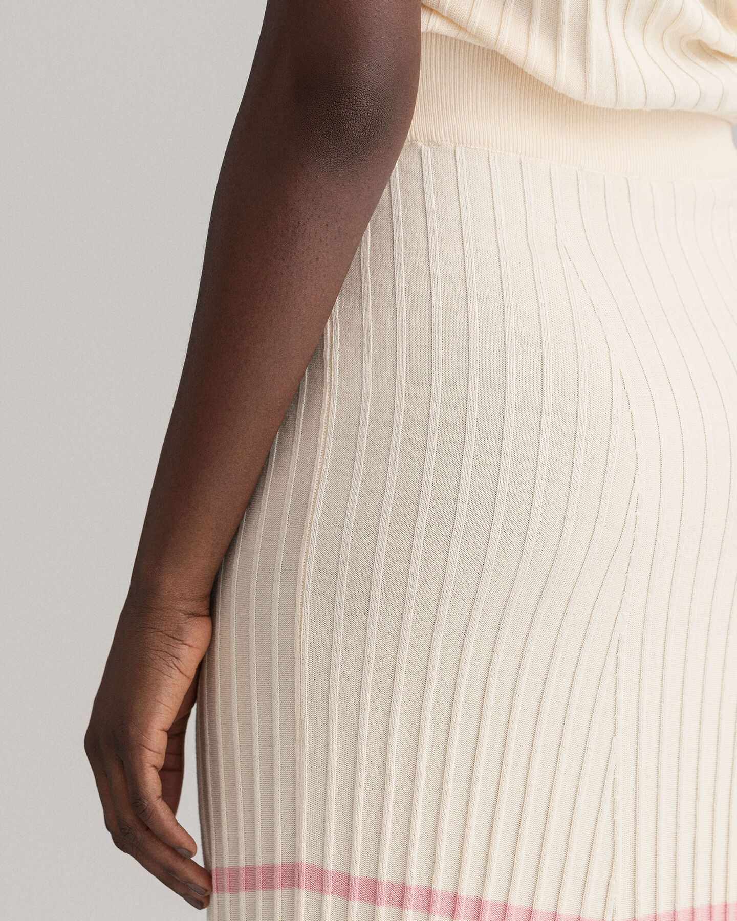 Jupe en maille c&ocirc;tel&eacute;e &agrave; rayures