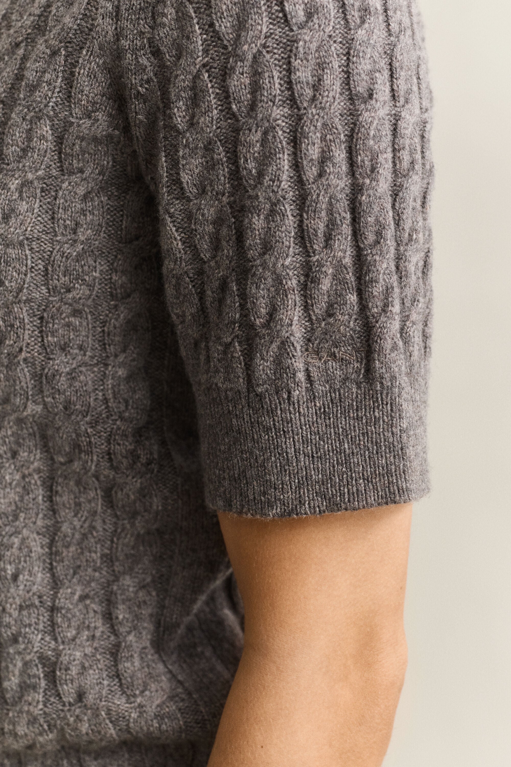 Pull à manches courtes en laine et cachemire à maille torsadée