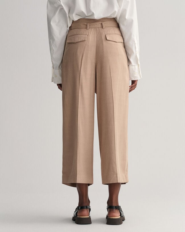 Pantalon court &agrave; jambes larges avec ceinture