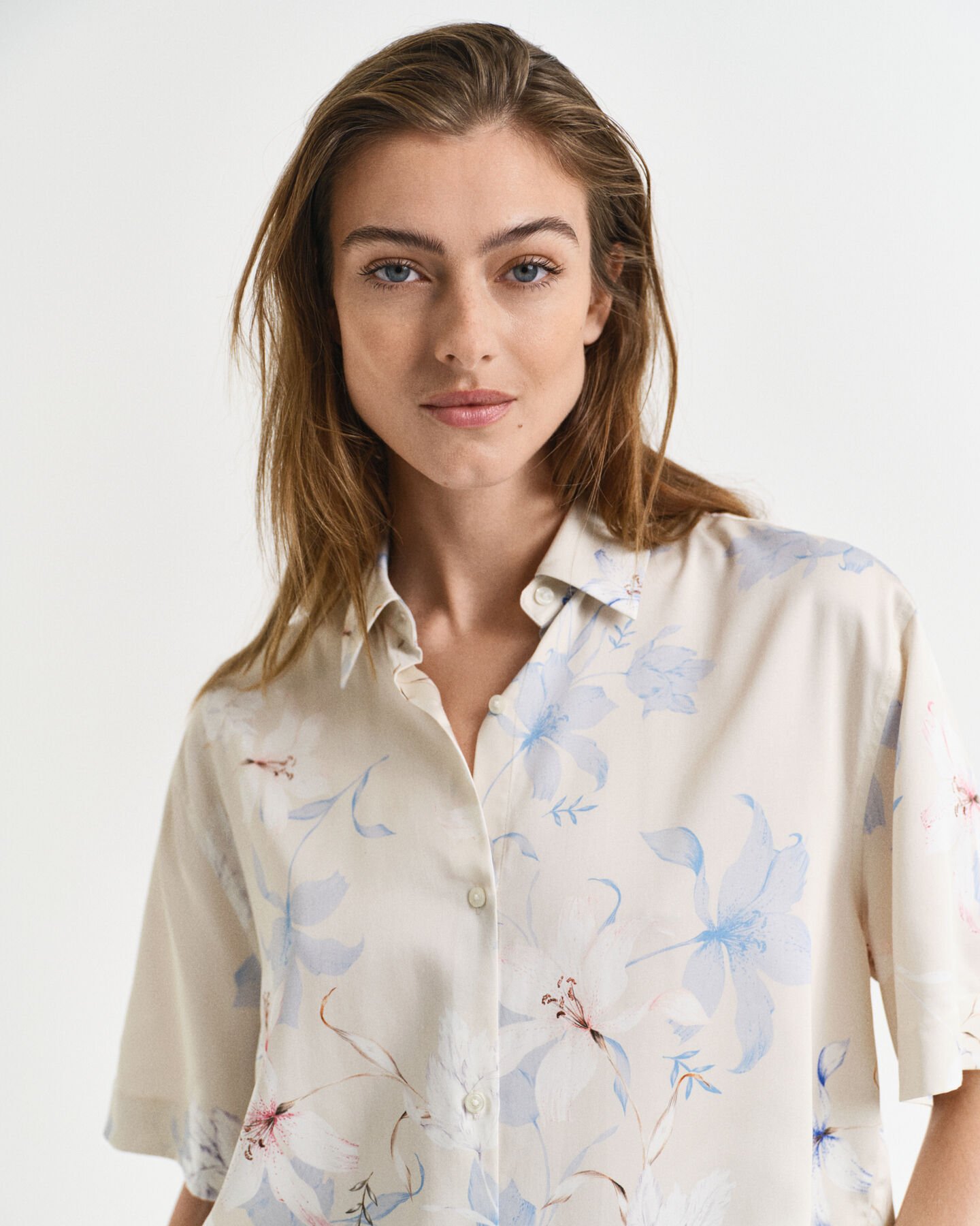 Chemise coupe regular à manches courtes avec imprimé floral