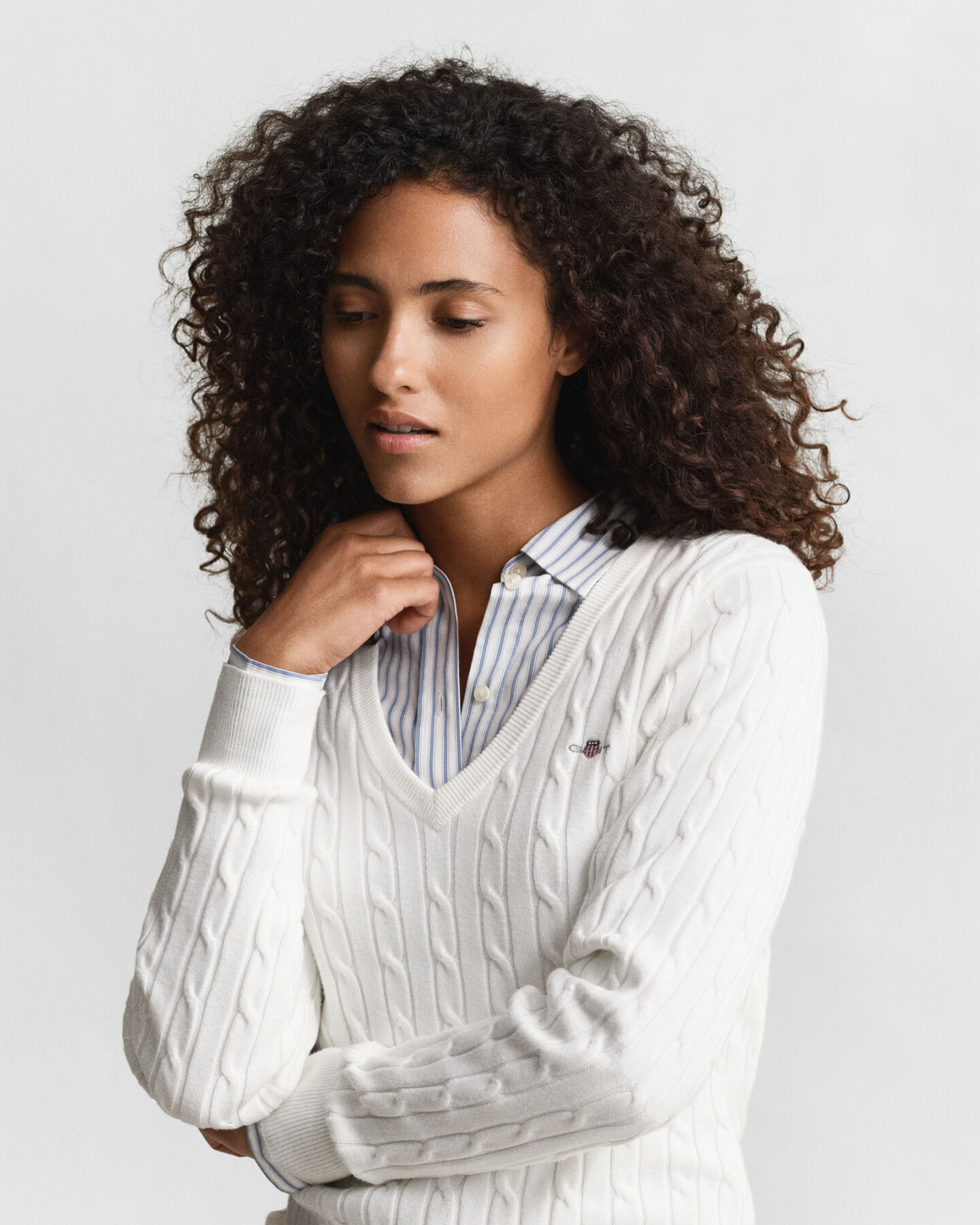 Pull col V en maille de coton stretch à torsades