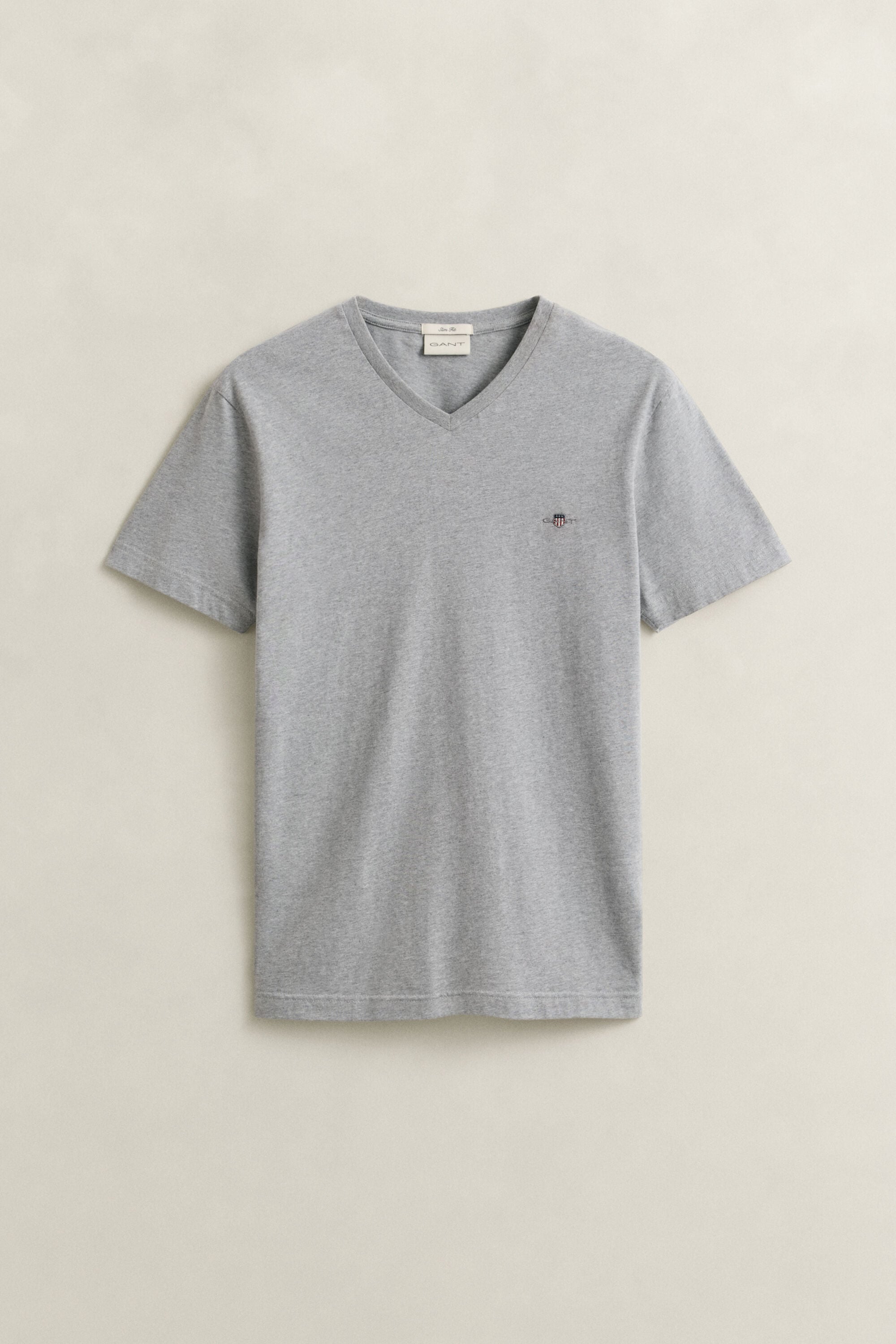 T-shirt col V avec écusson