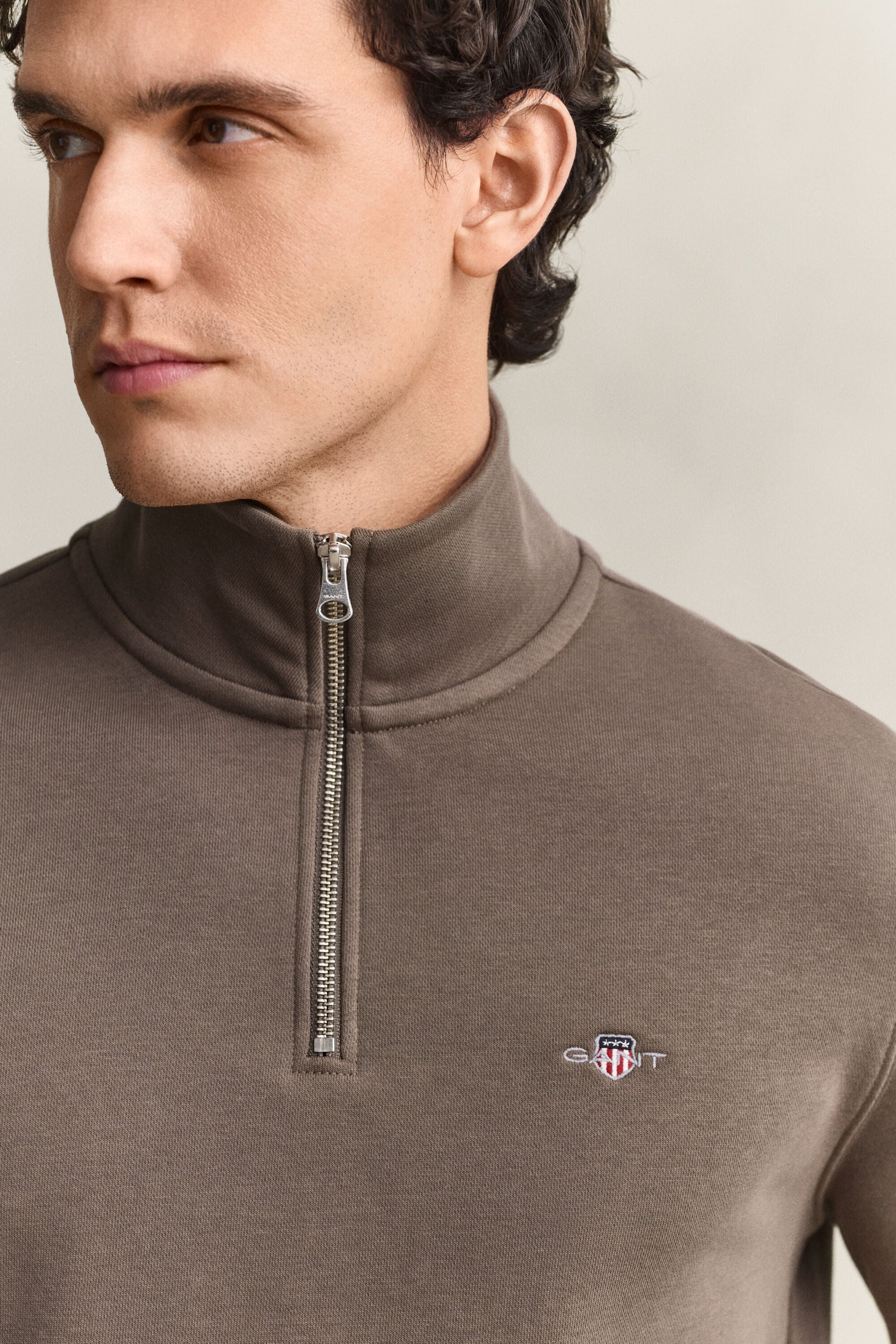 Sweat-shirt à demi-zip avec écusson