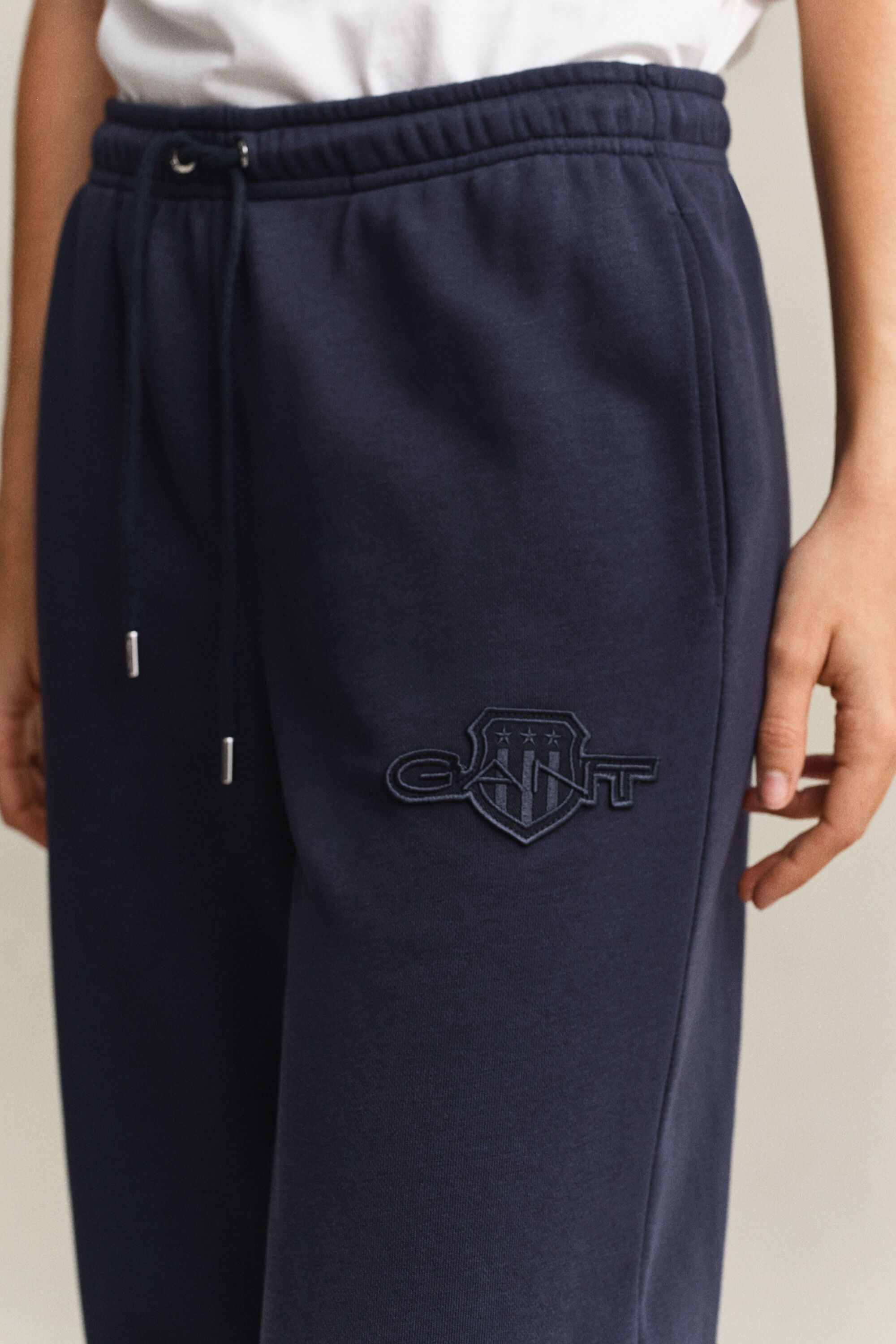 Pantalon de jogging avec écusson ton sur ton