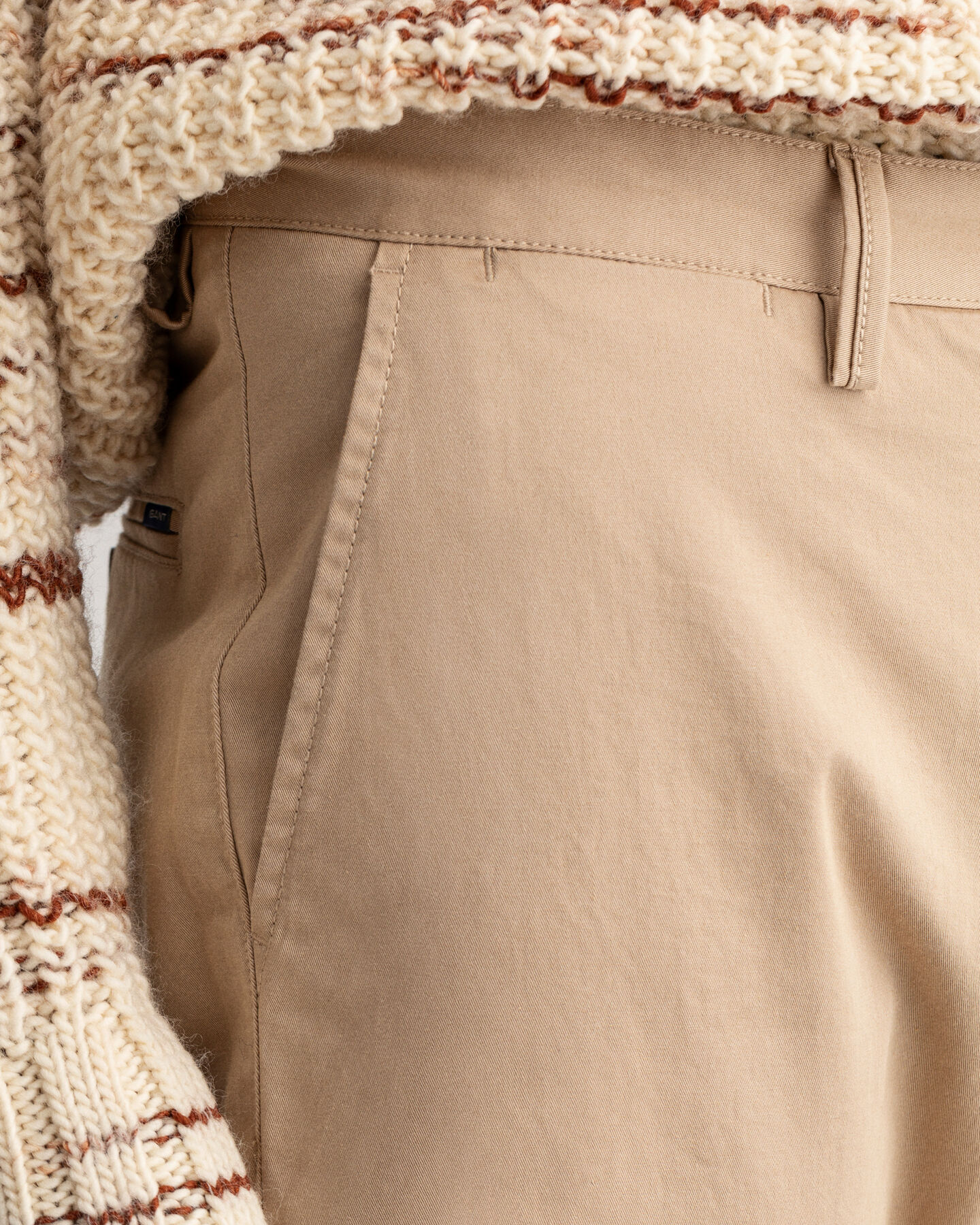 Pantalon chino regular fit en serg&eacute;