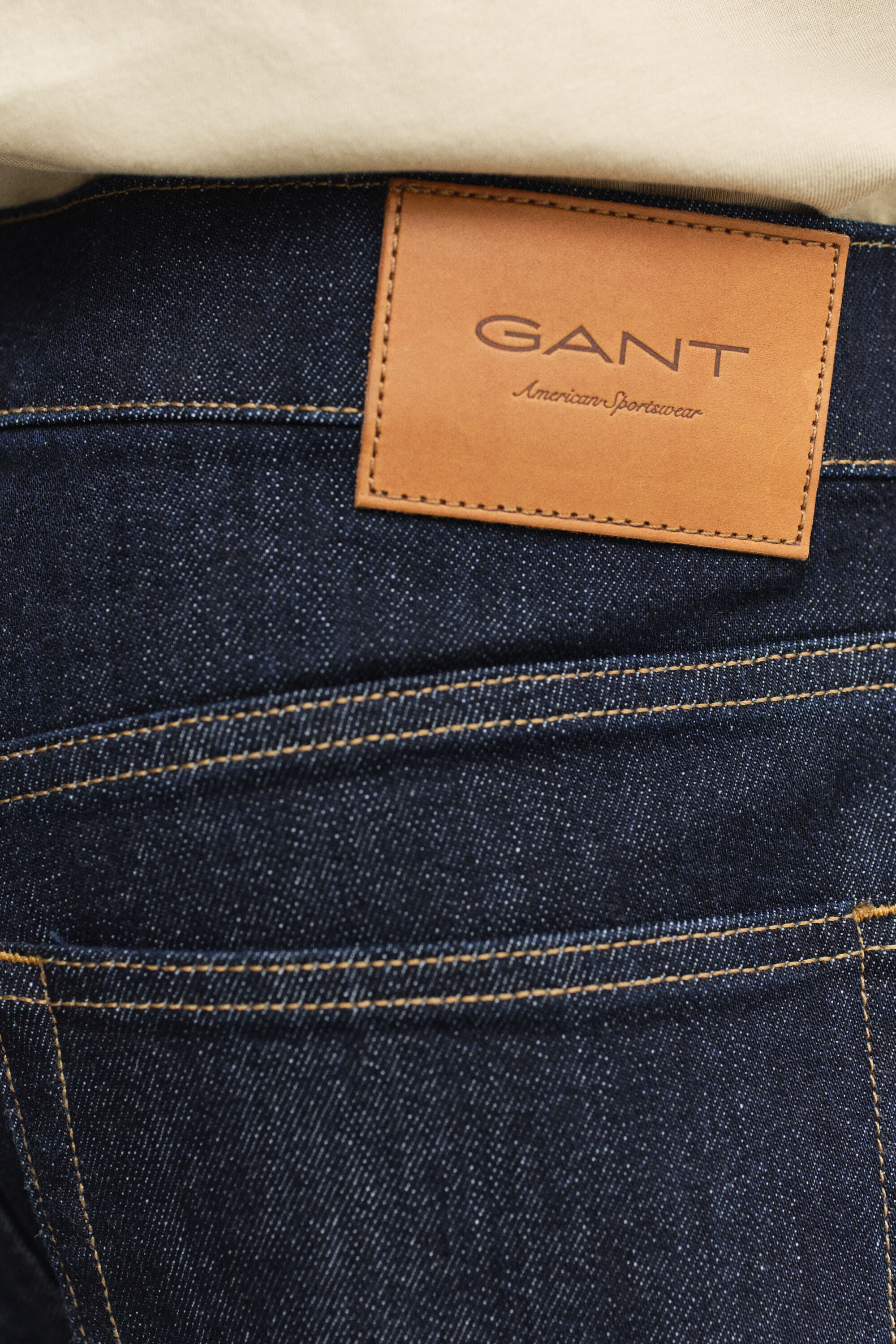 Jean coupe regular à délavage épuré