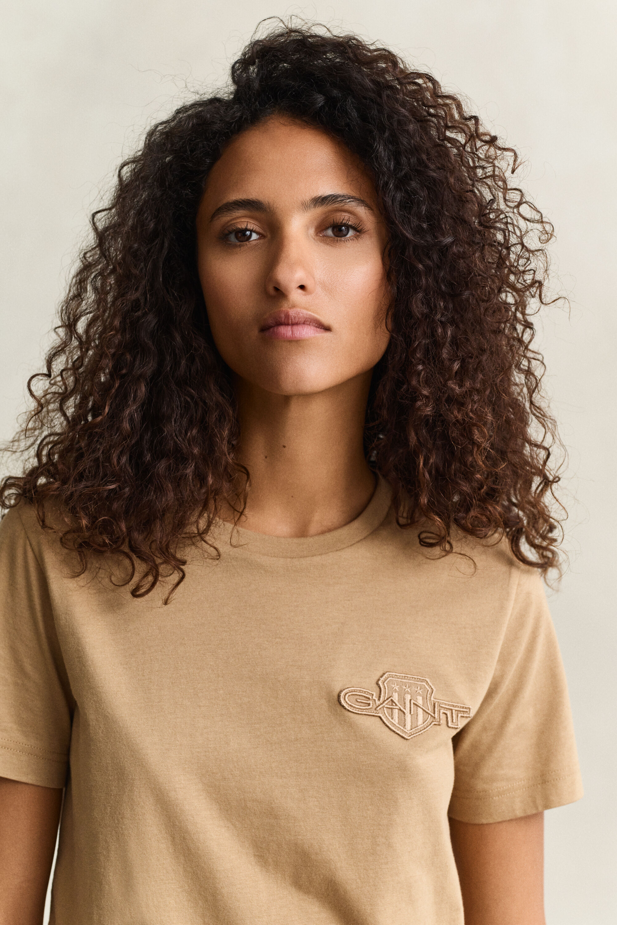 T-shirt avec écusson ton sur ton