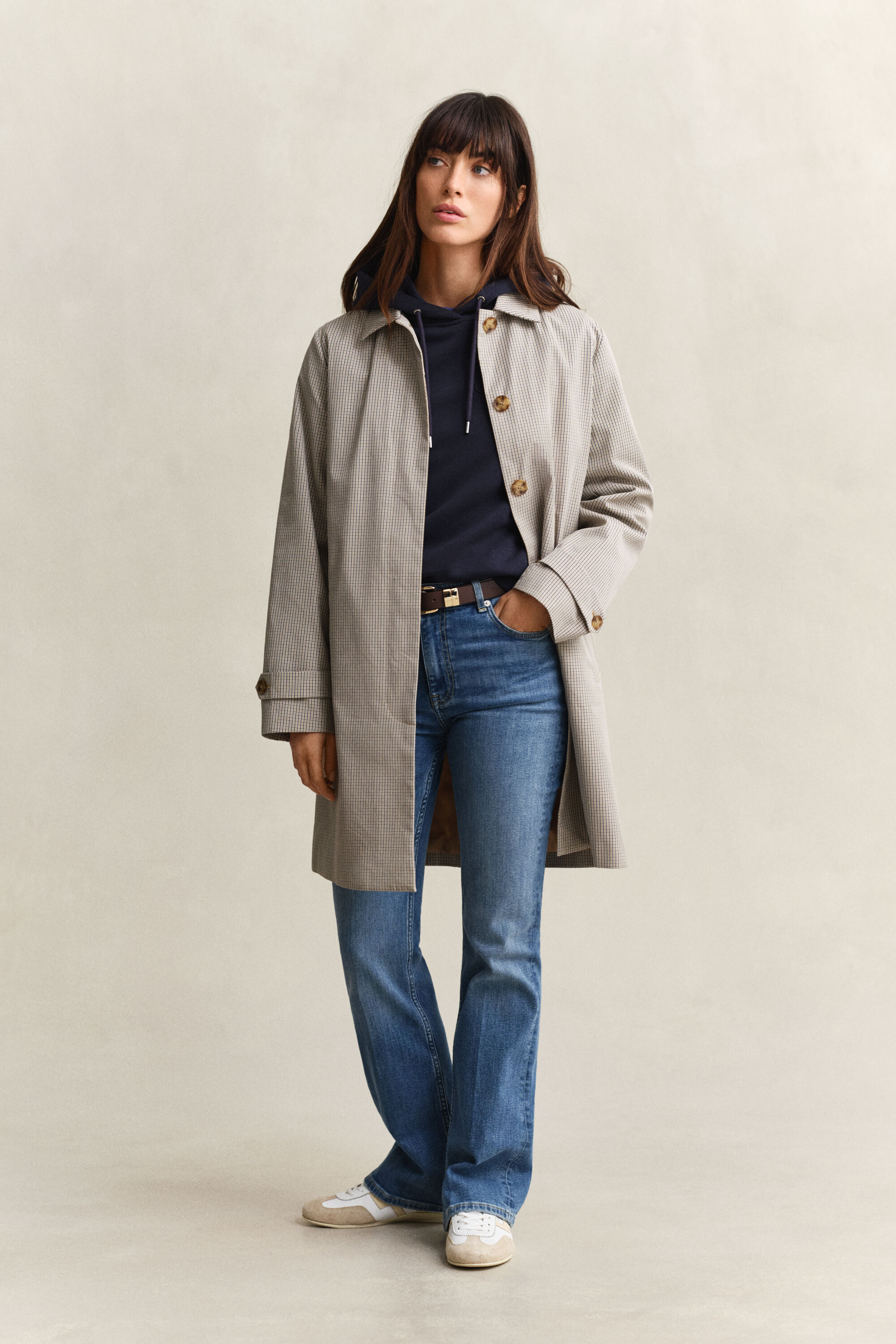 Sweat à capuche avec écusson ton sur ton