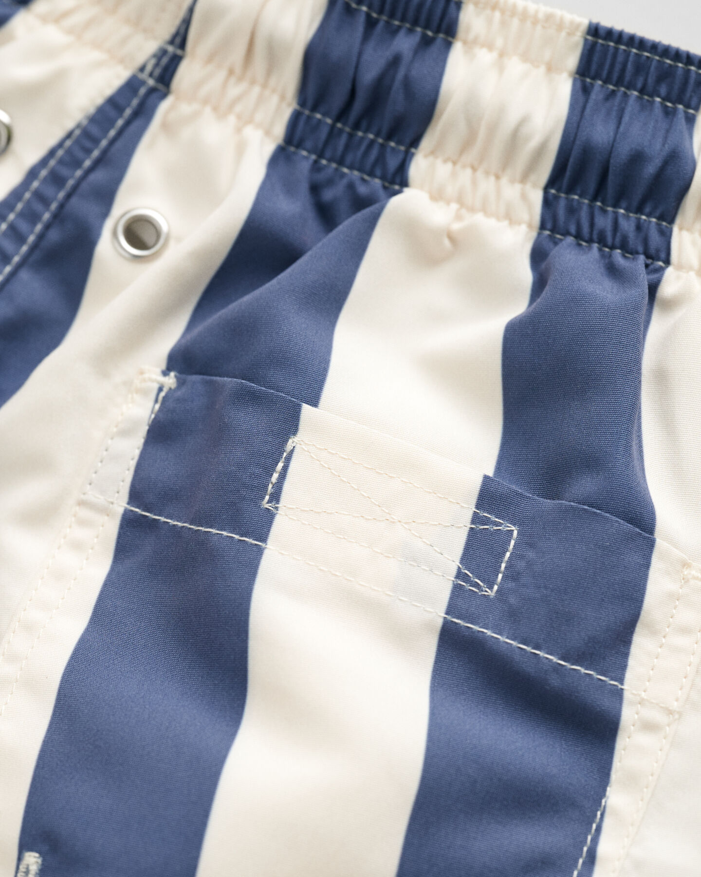 Short de bain &agrave; rayures en colour-block Boys