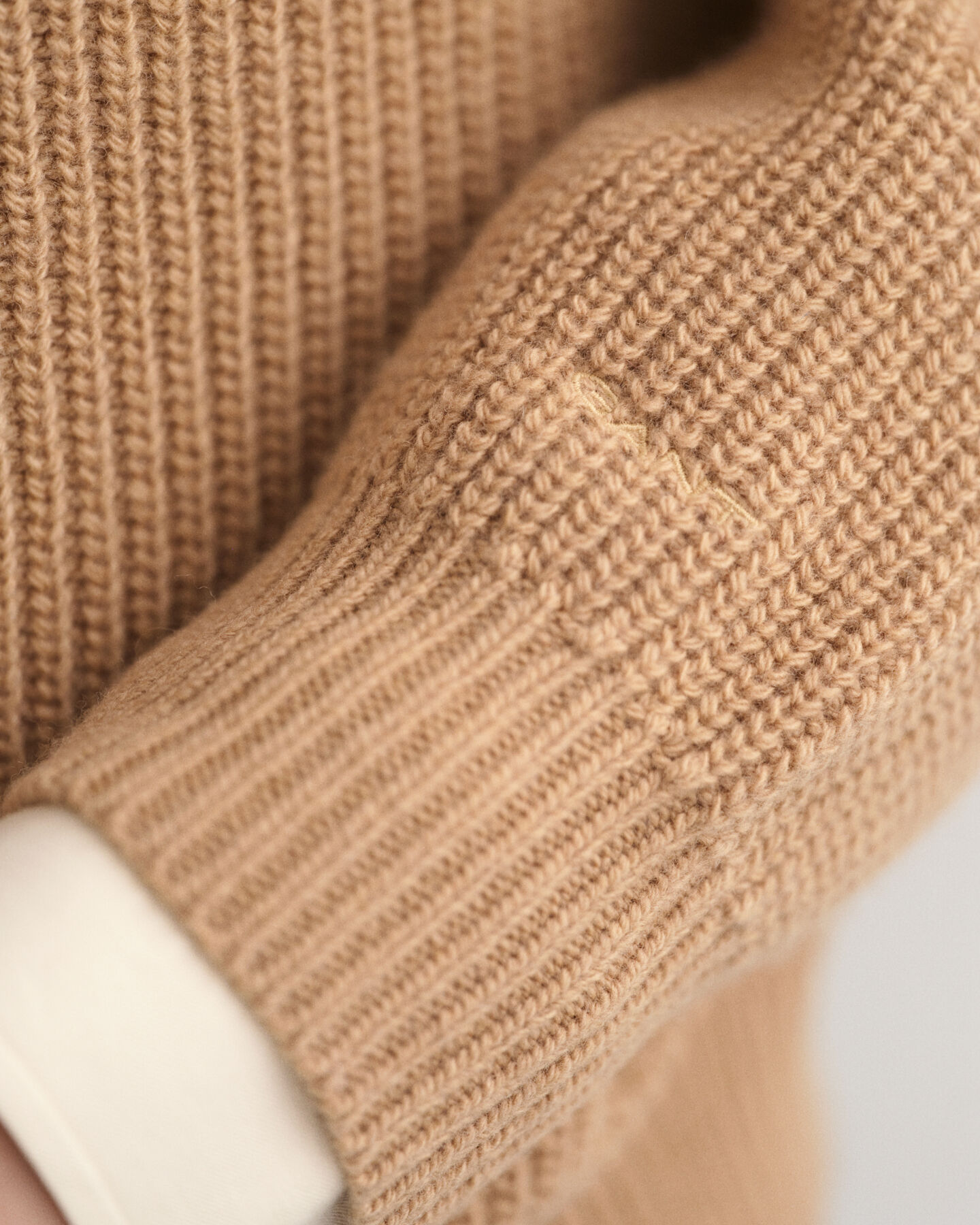 Pull col V en laine côtelée