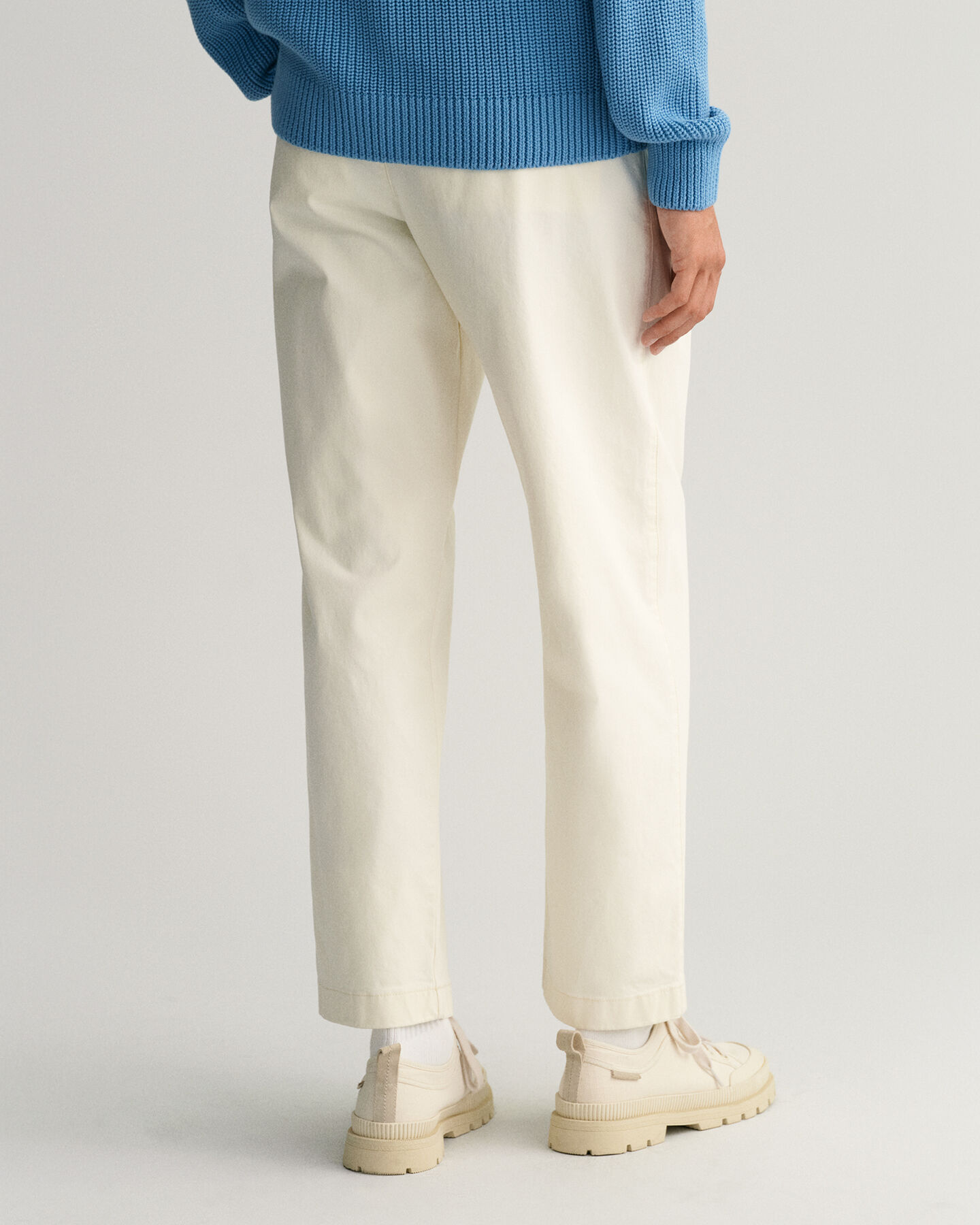 Pantalon chino relaxed fit pliss&eacute;