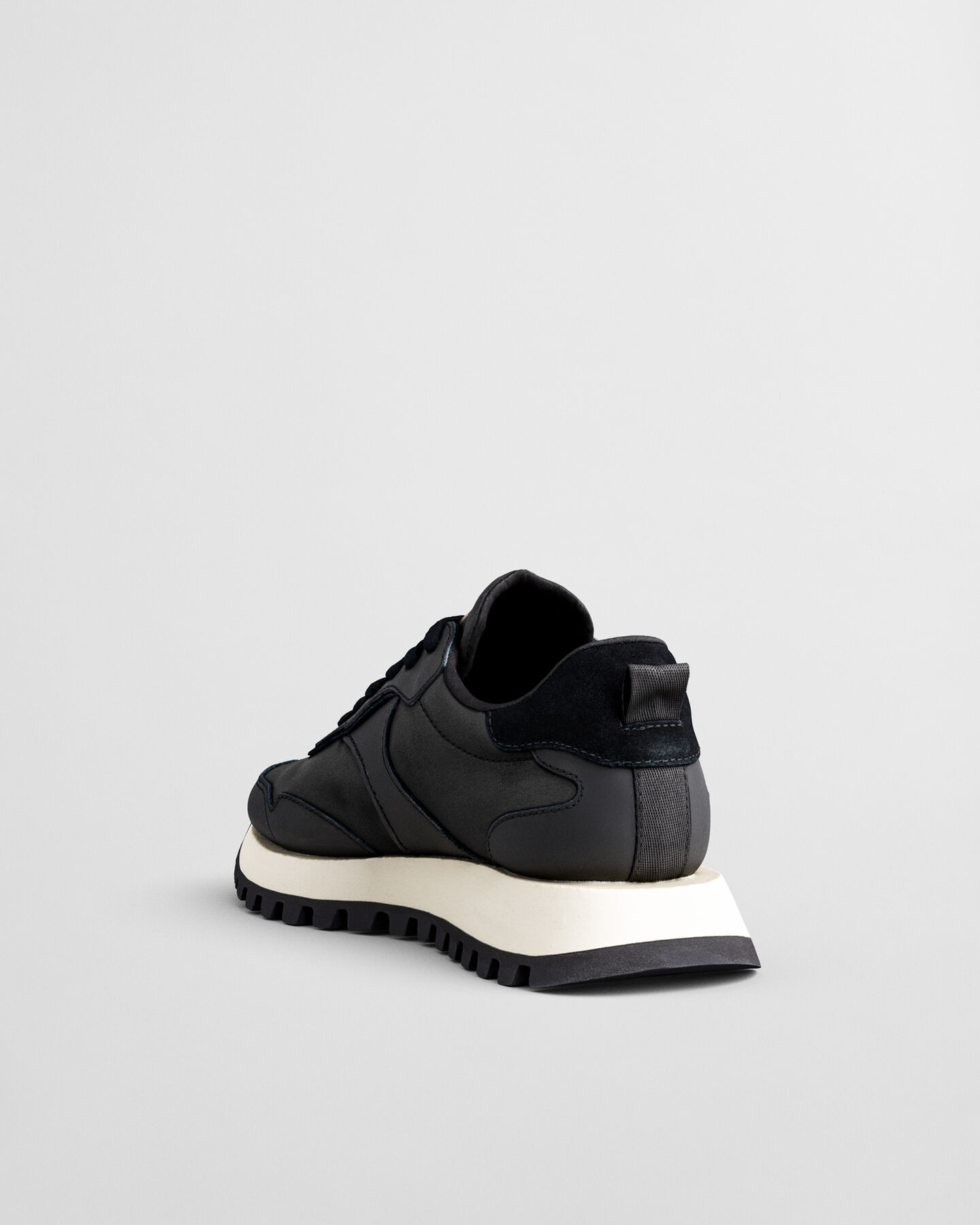 Baskets en daim et satin Caffay