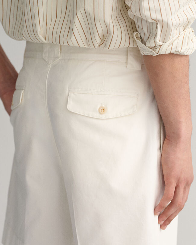 Short chino en serg&eacute; pliss&eacute;