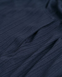 Robe sans manches avec finitions travaill&eacute;es sur le col