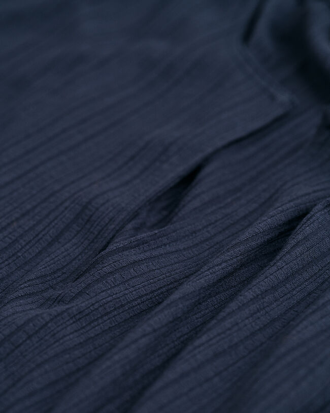 Robe sans manches avec finitions travaill&eacute;es sur le col