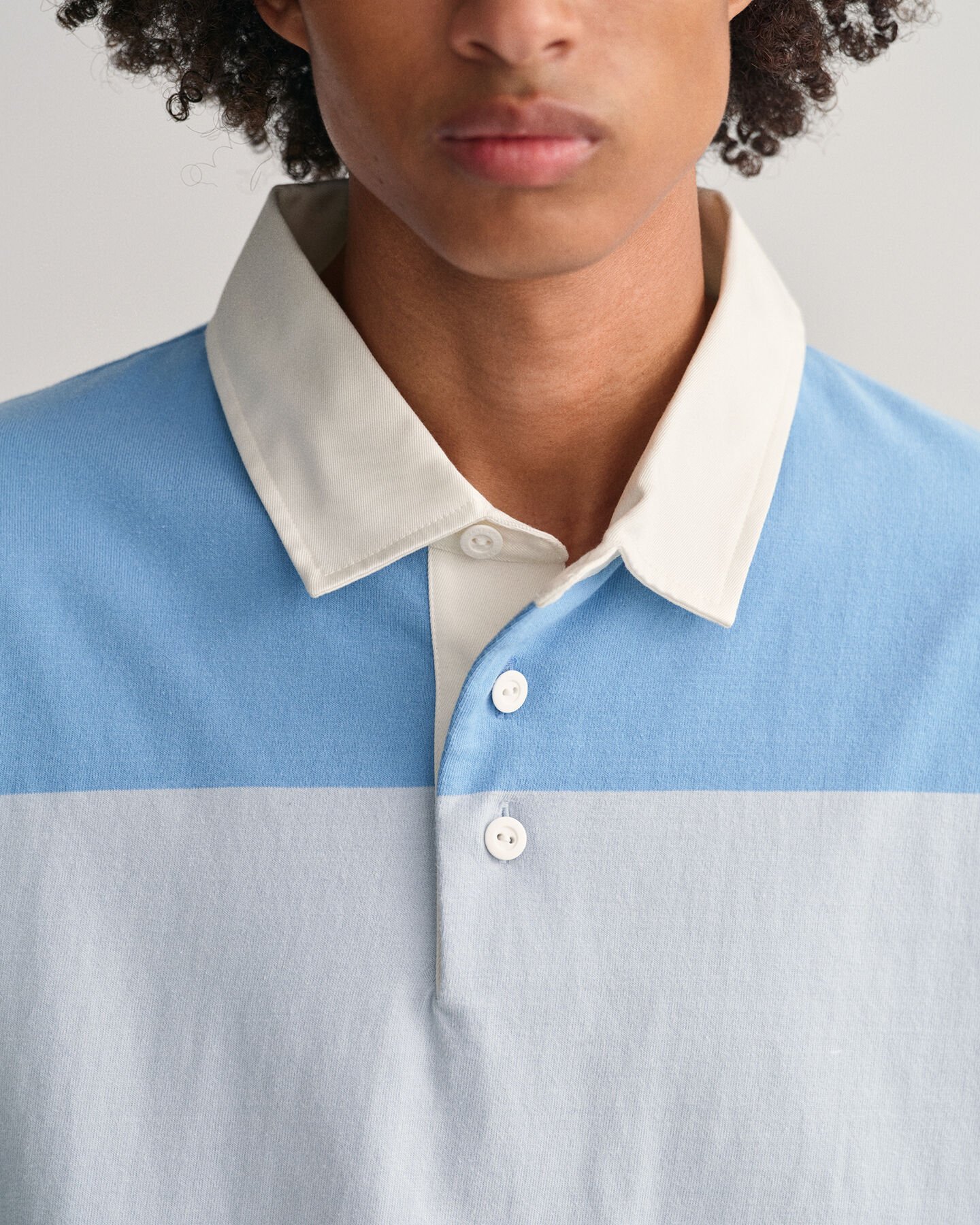 Polo Rugger r&eacute;tro &agrave; manches courtes avec rayures en colour-block