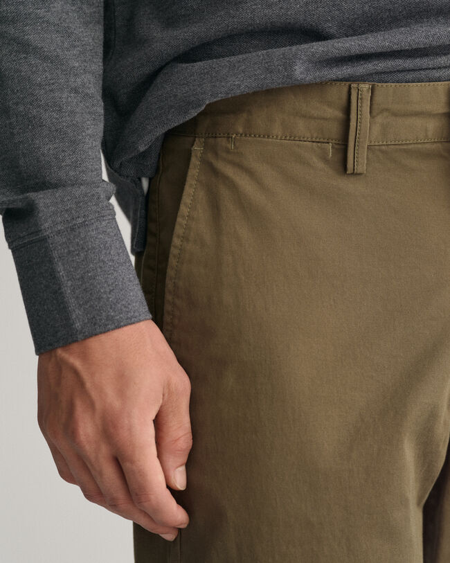 Pantalon chino coupe fuselée en sergé