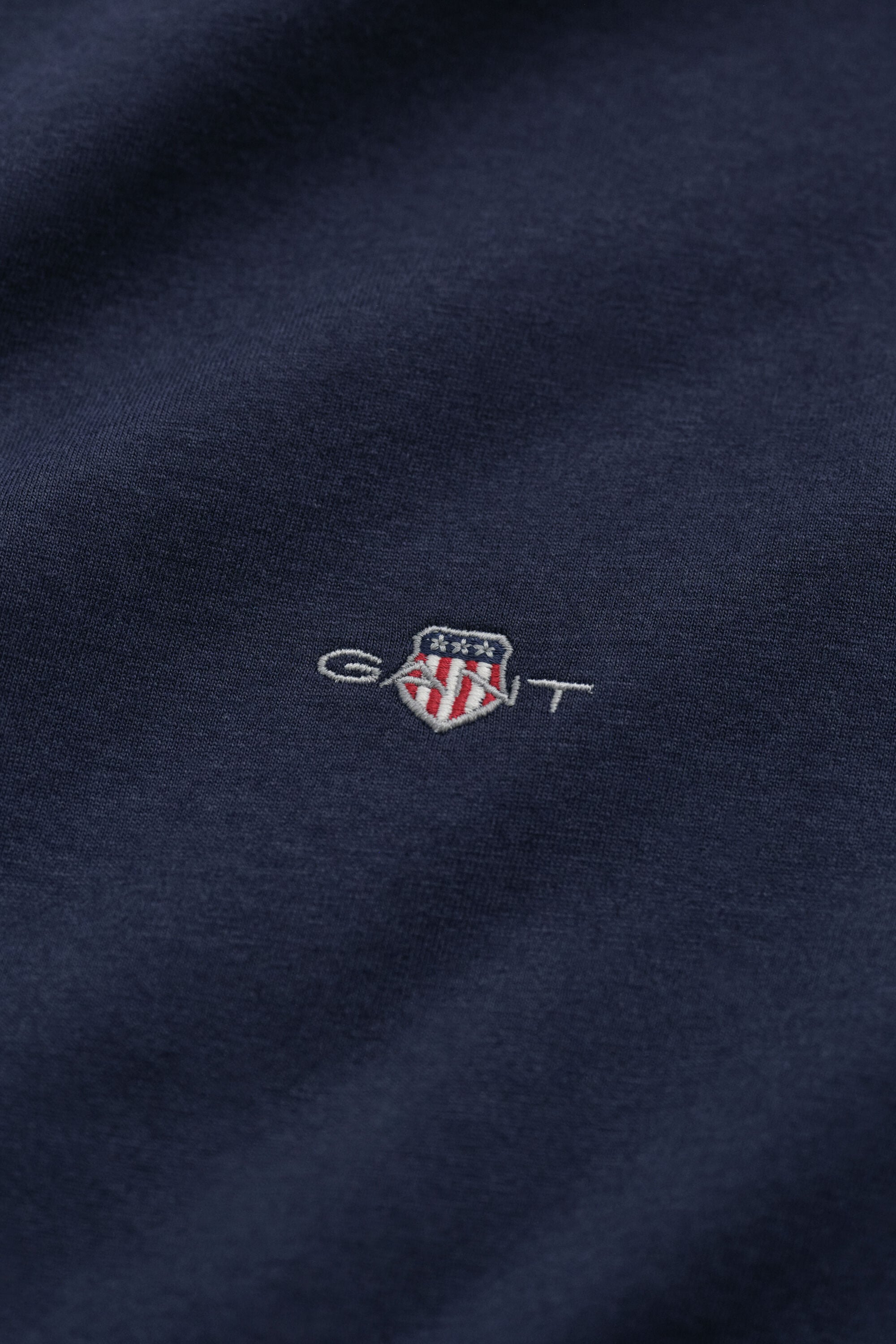 T-shirt col V avec écusson