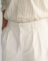 Short chino en serg&eacute; pliss&eacute;