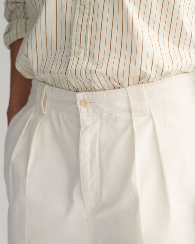 Short chino en serg&eacute; pliss&eacute;