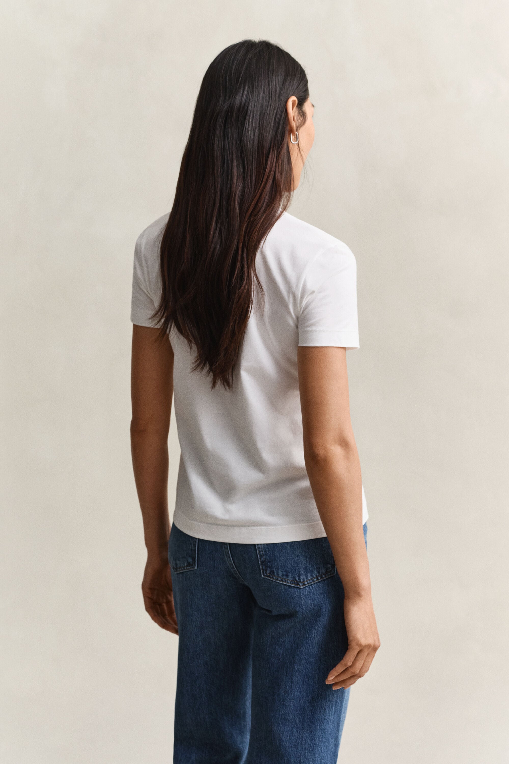 T-shirt col V avec écusson