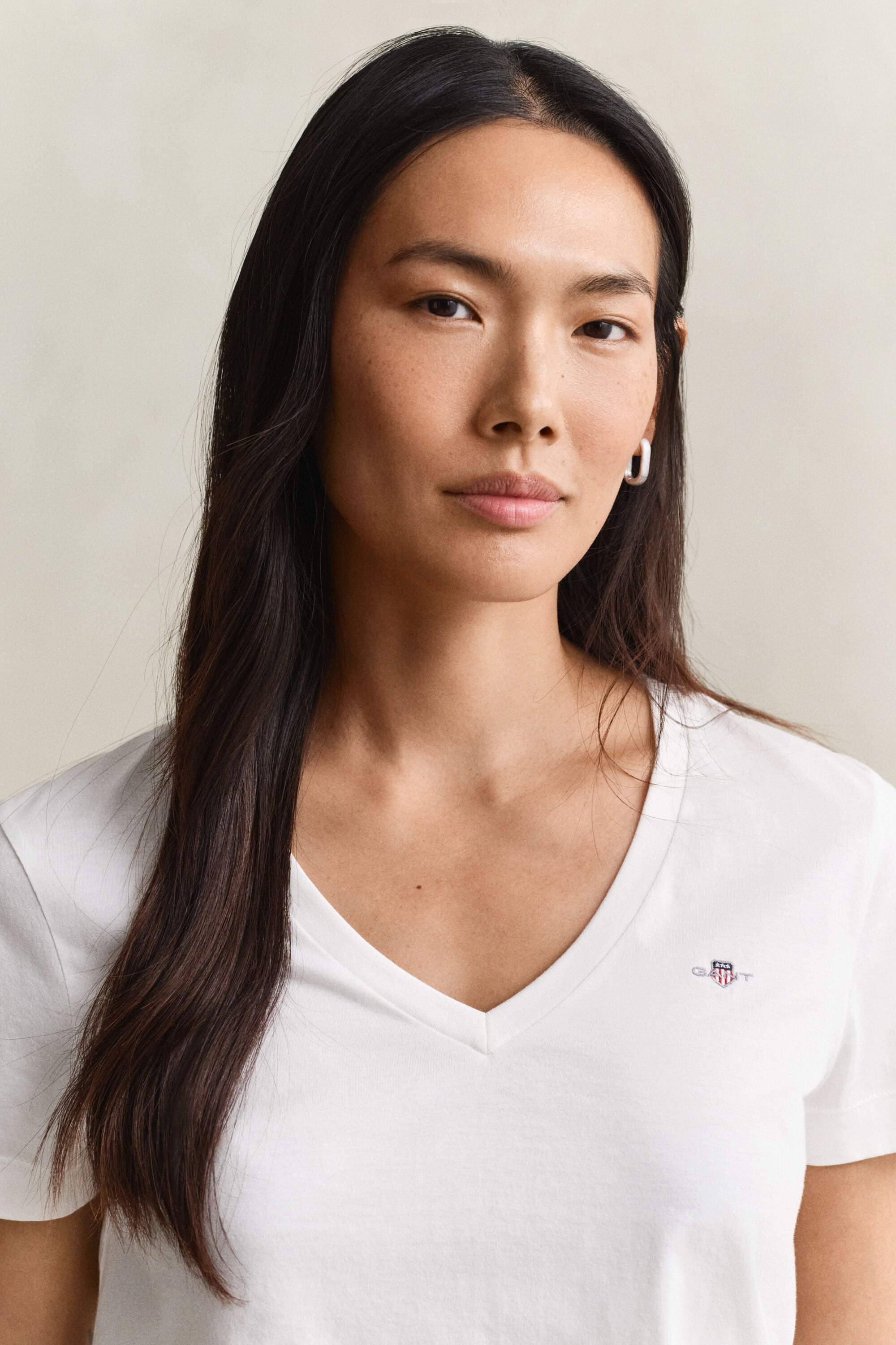 T-shirt col V avec écusson