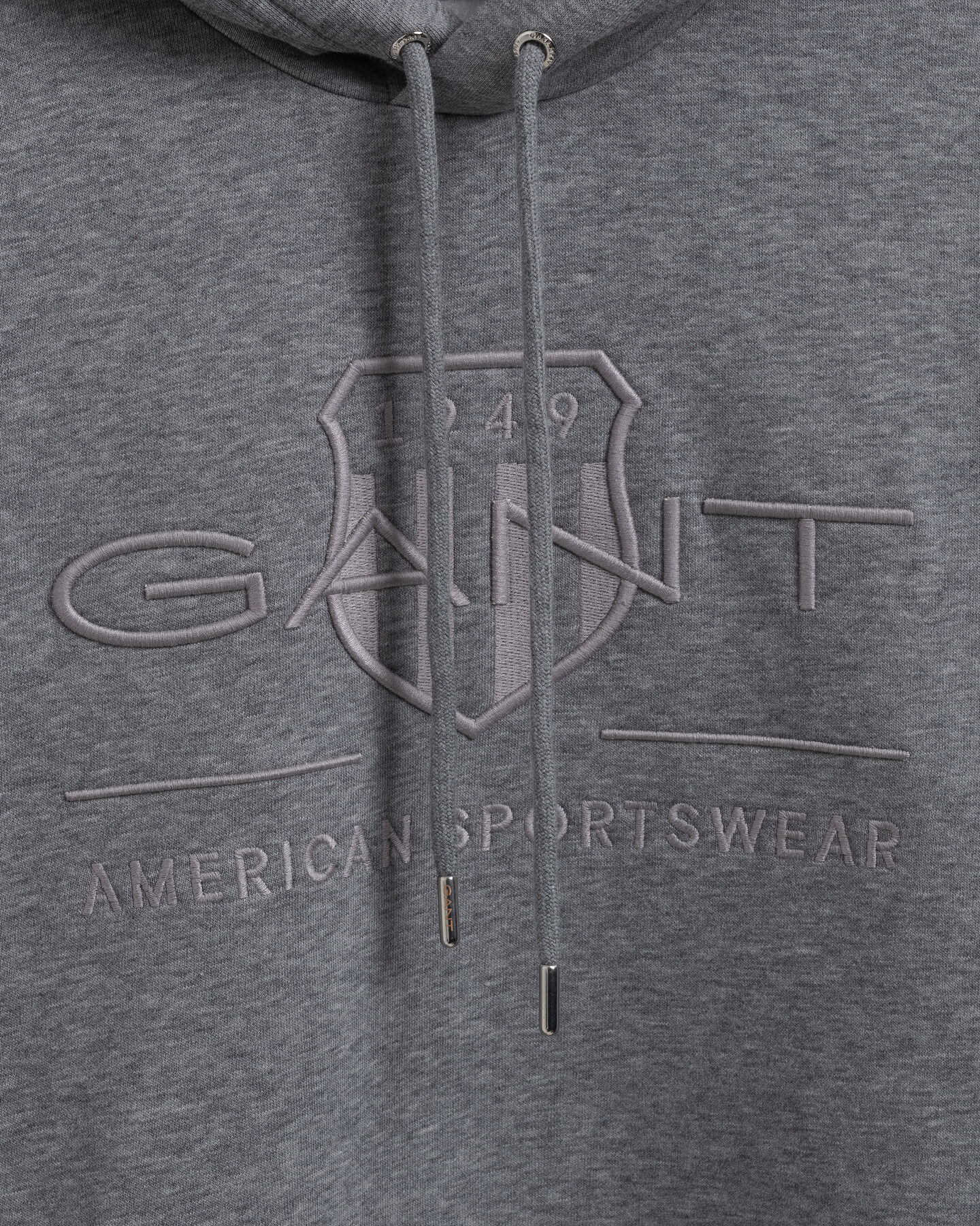 Sweat &agrave; capuche avec &eacute;cusson ton sur ton