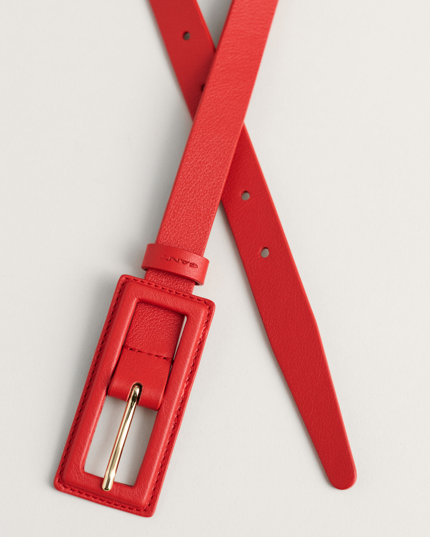 Ceinture fine en cuir avec boucle recouverte de cuir