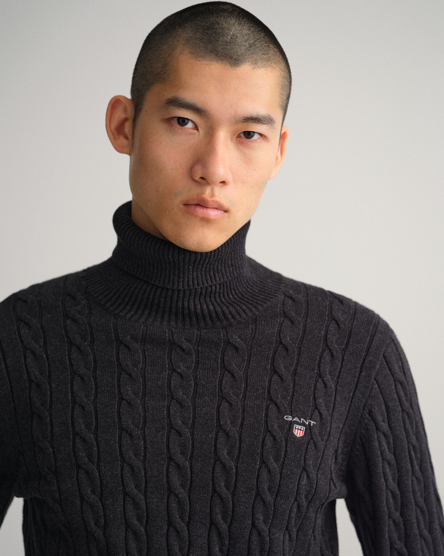 Pull col roul&eacute; en coton &agrave; torsades