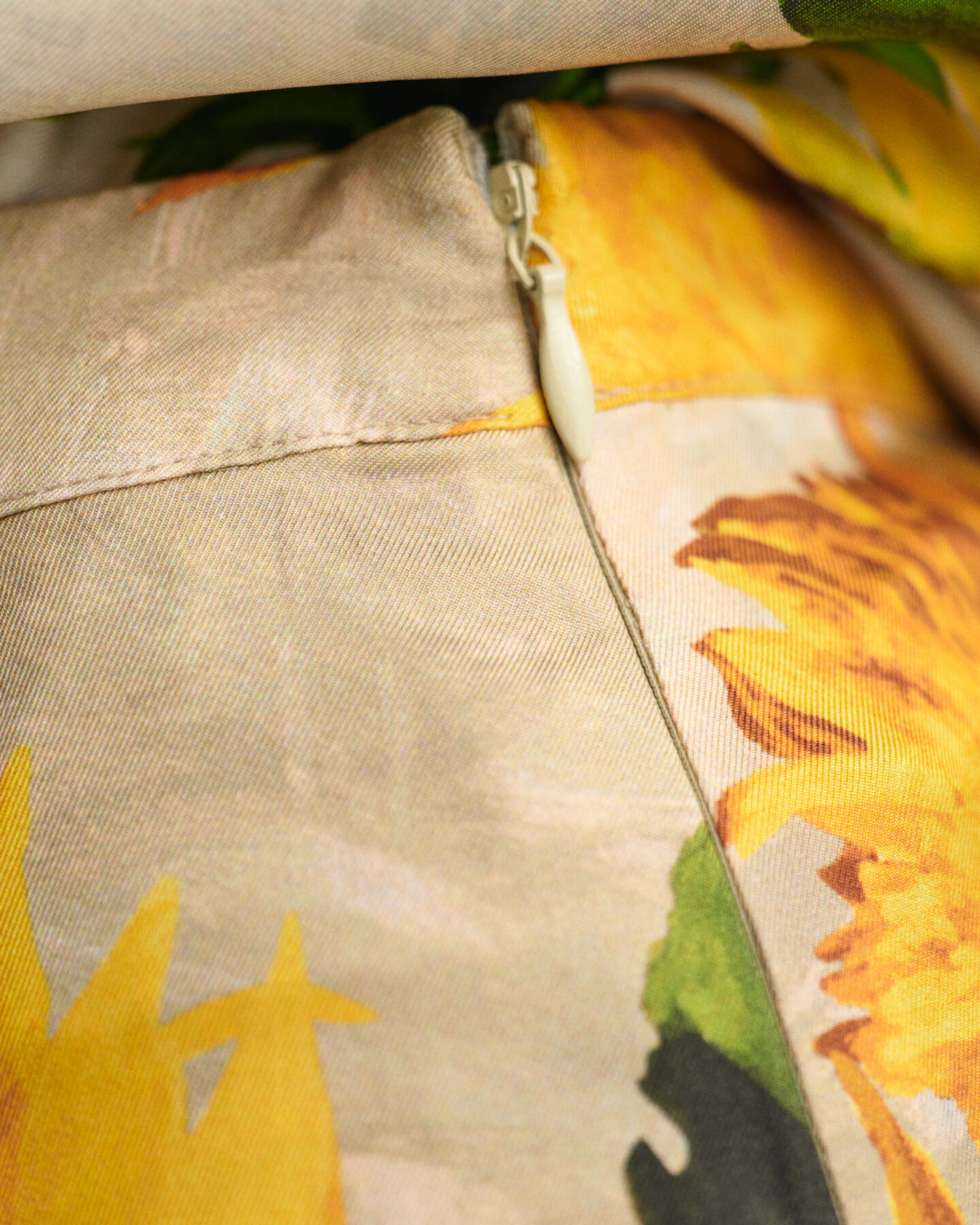 Pantalon en soie &agrave; jambes larges avec imprim&eacute; tournesols