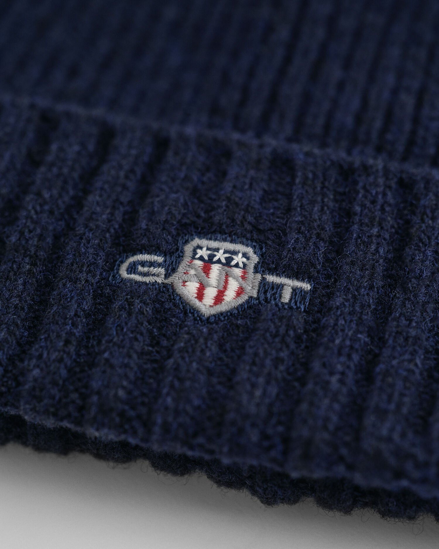 Bonnet en laine avec écusson