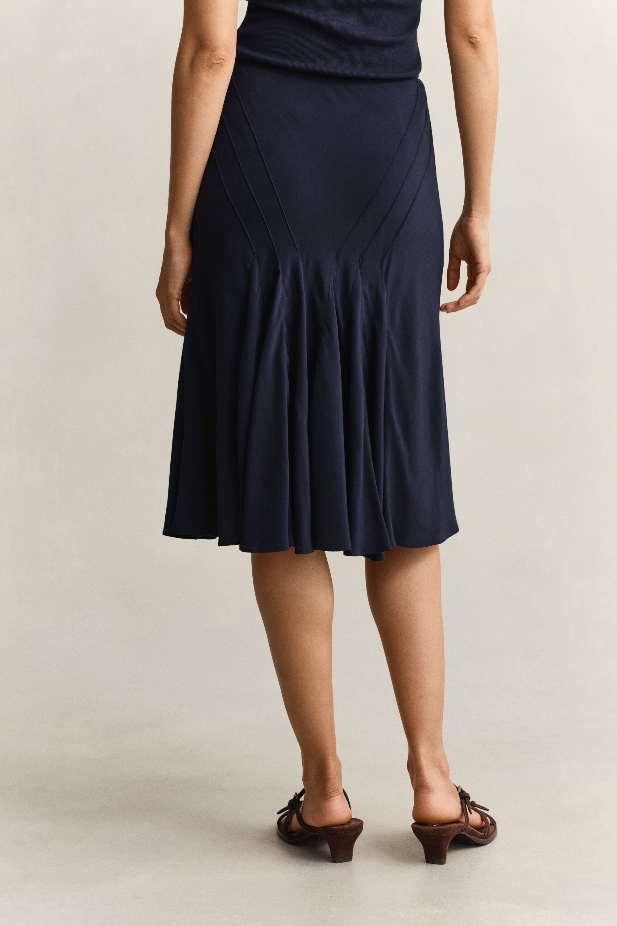 Jupe évasée coupée dans le biais
