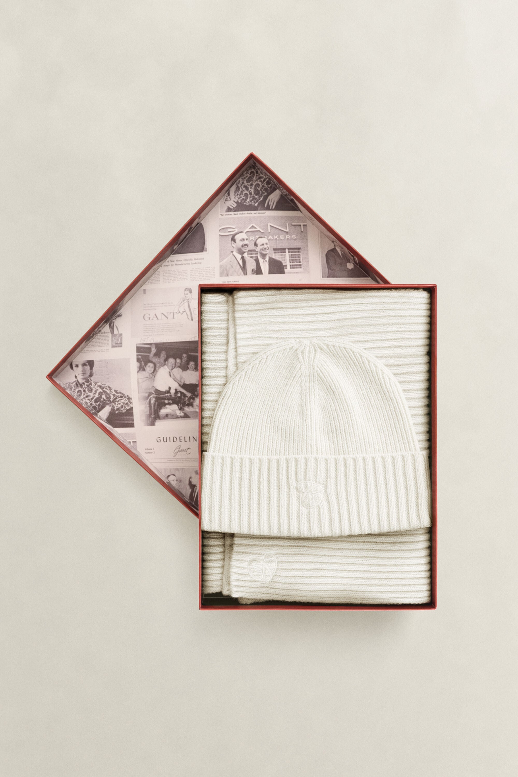 Coffret cadeau écharpe et bonnet brodés